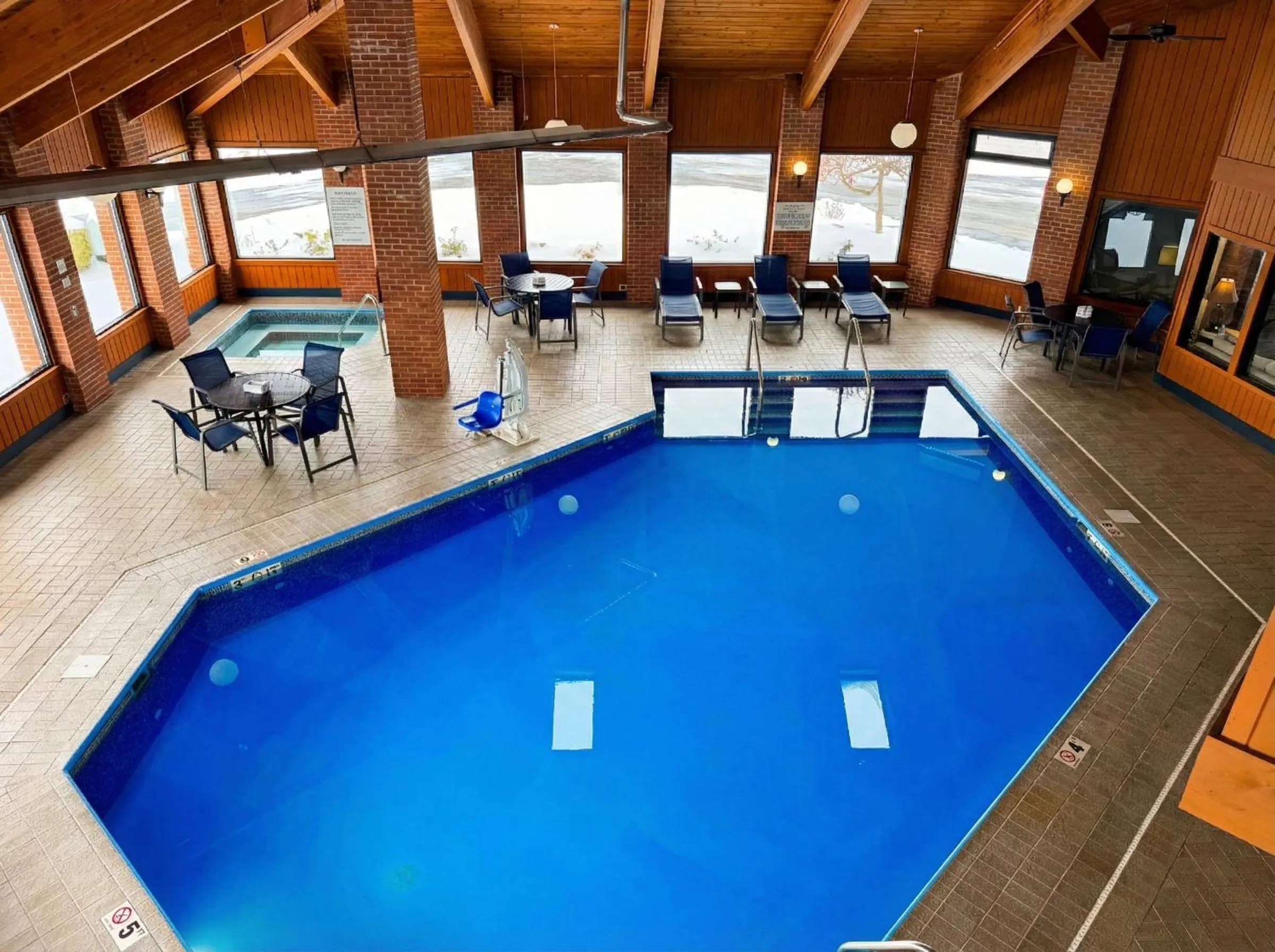 Swimming pool in Best Western Norwalk