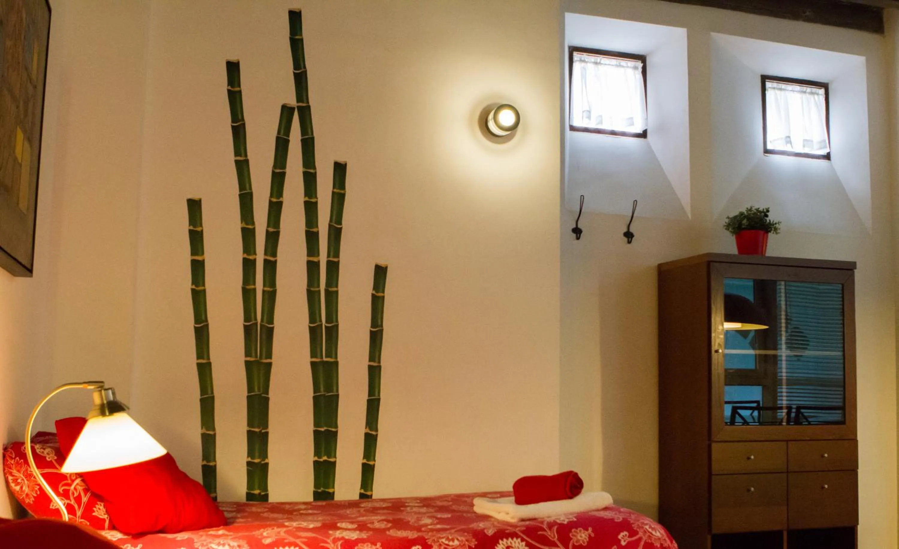 Decorative detail, Bed in Casa Montalbán Apartamentos Turísticos