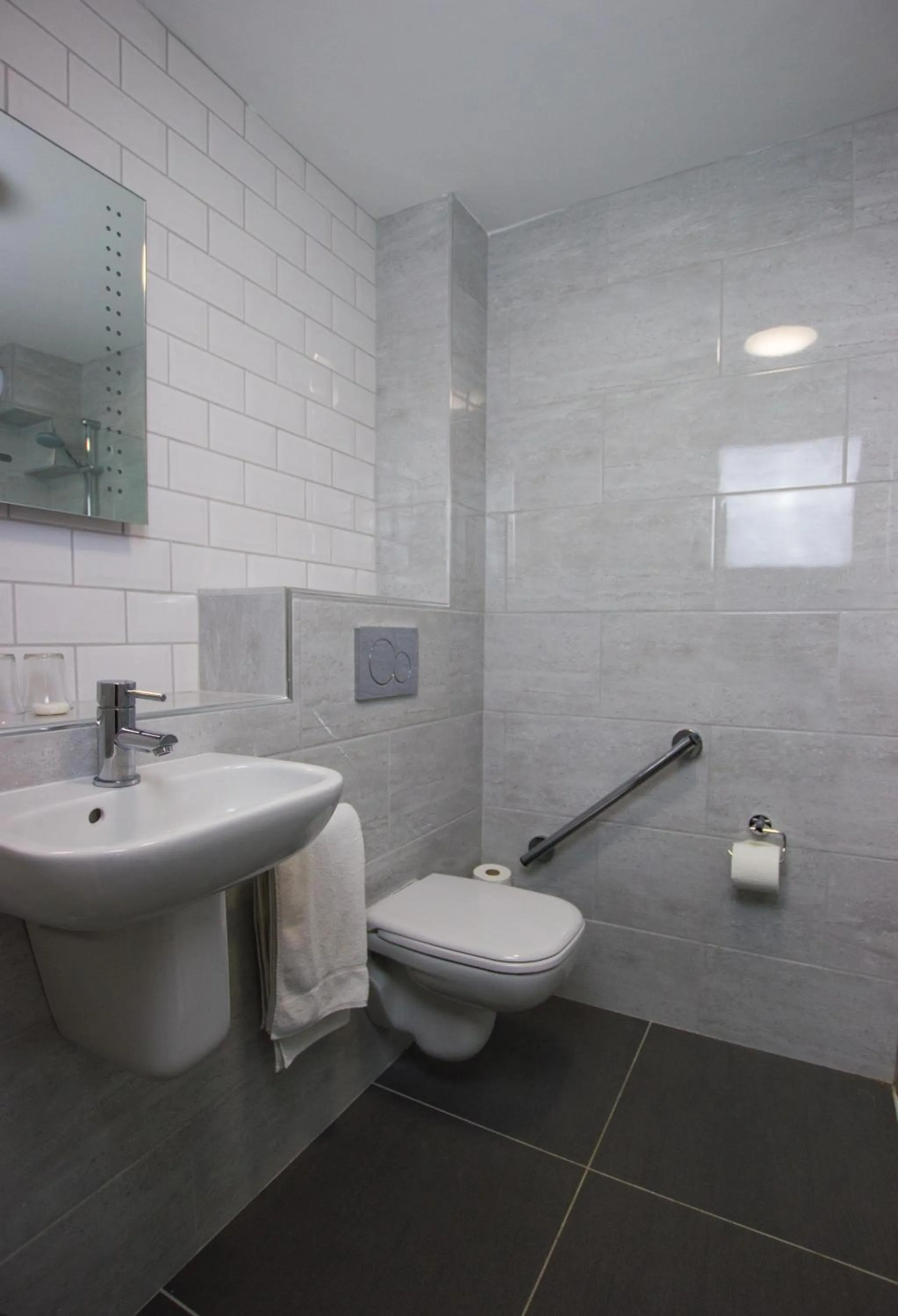 Bathroom in Beausite Hotel