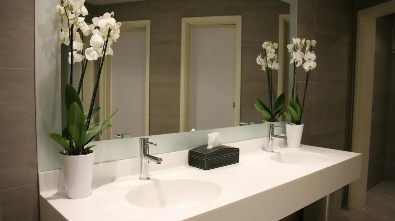 Bathroom in Eden Hotel