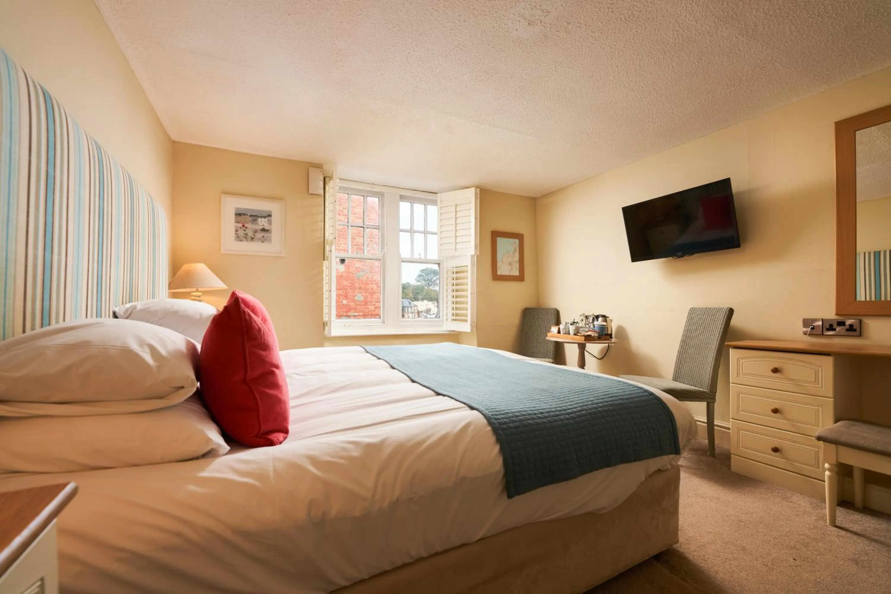 Photo of the whole room, Bed in The Old Custom House