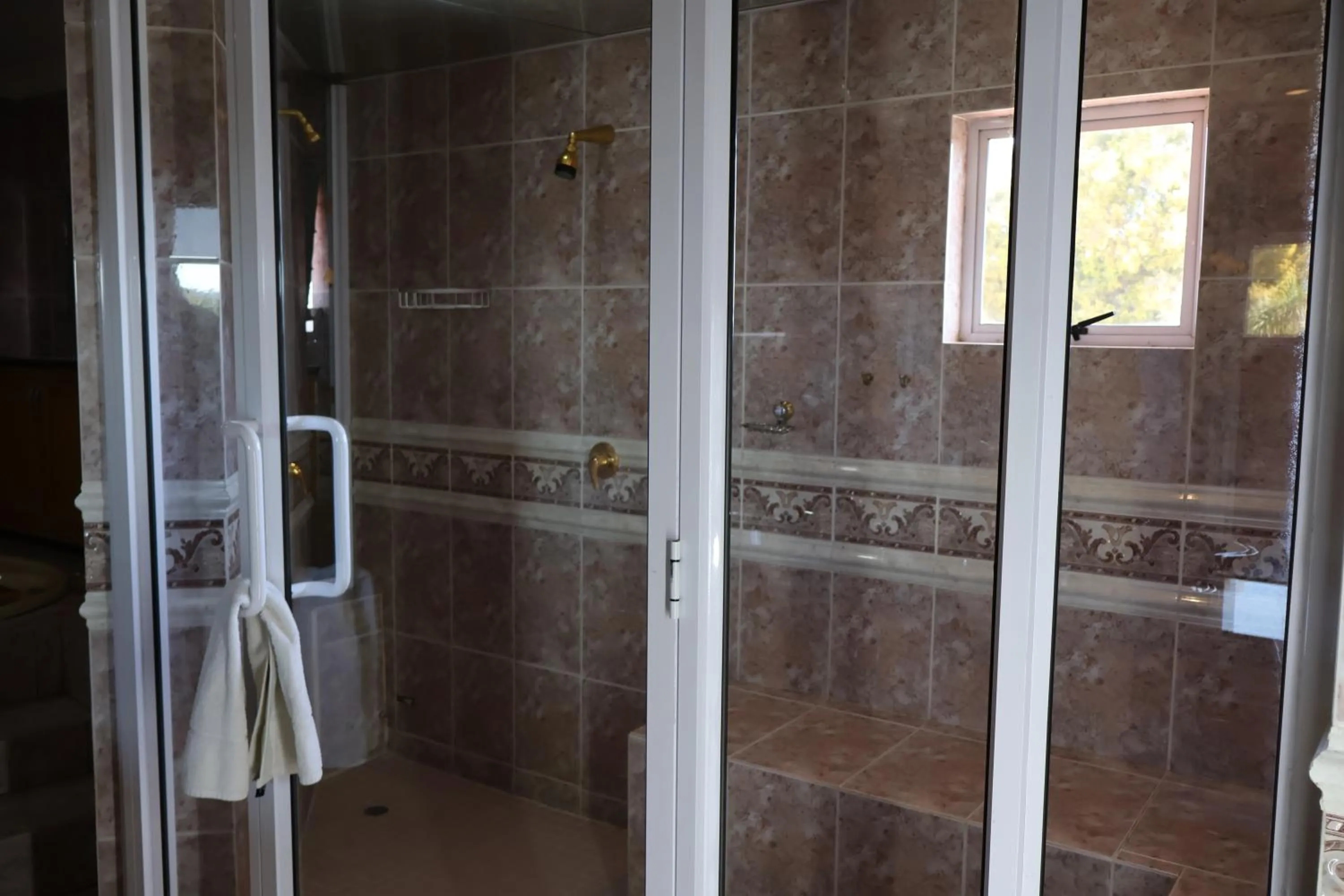 Shower in Airport Gardens Boutique Hotel