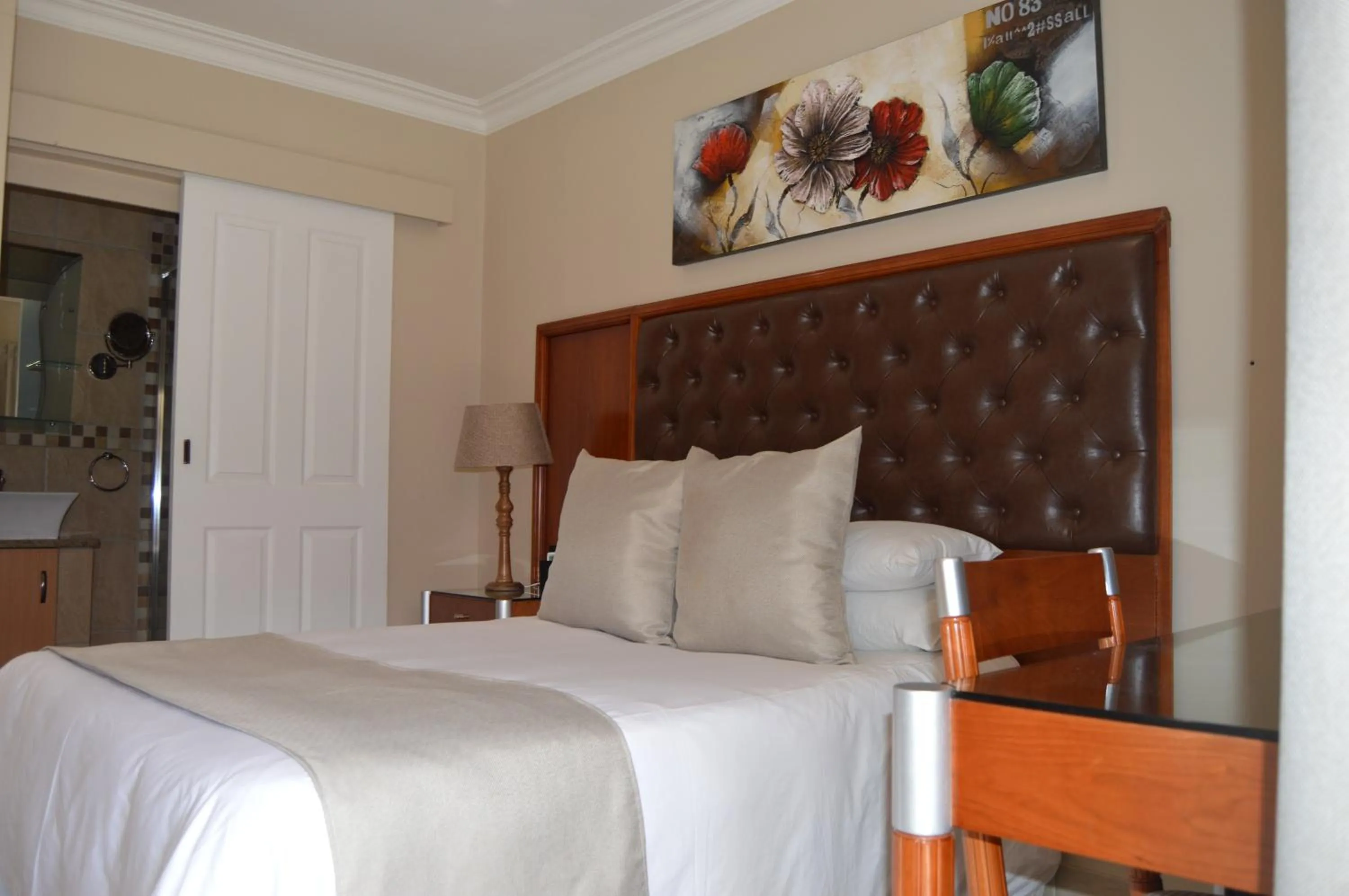 Bedroom, Bed in Airport Gardens Boutique Hotel