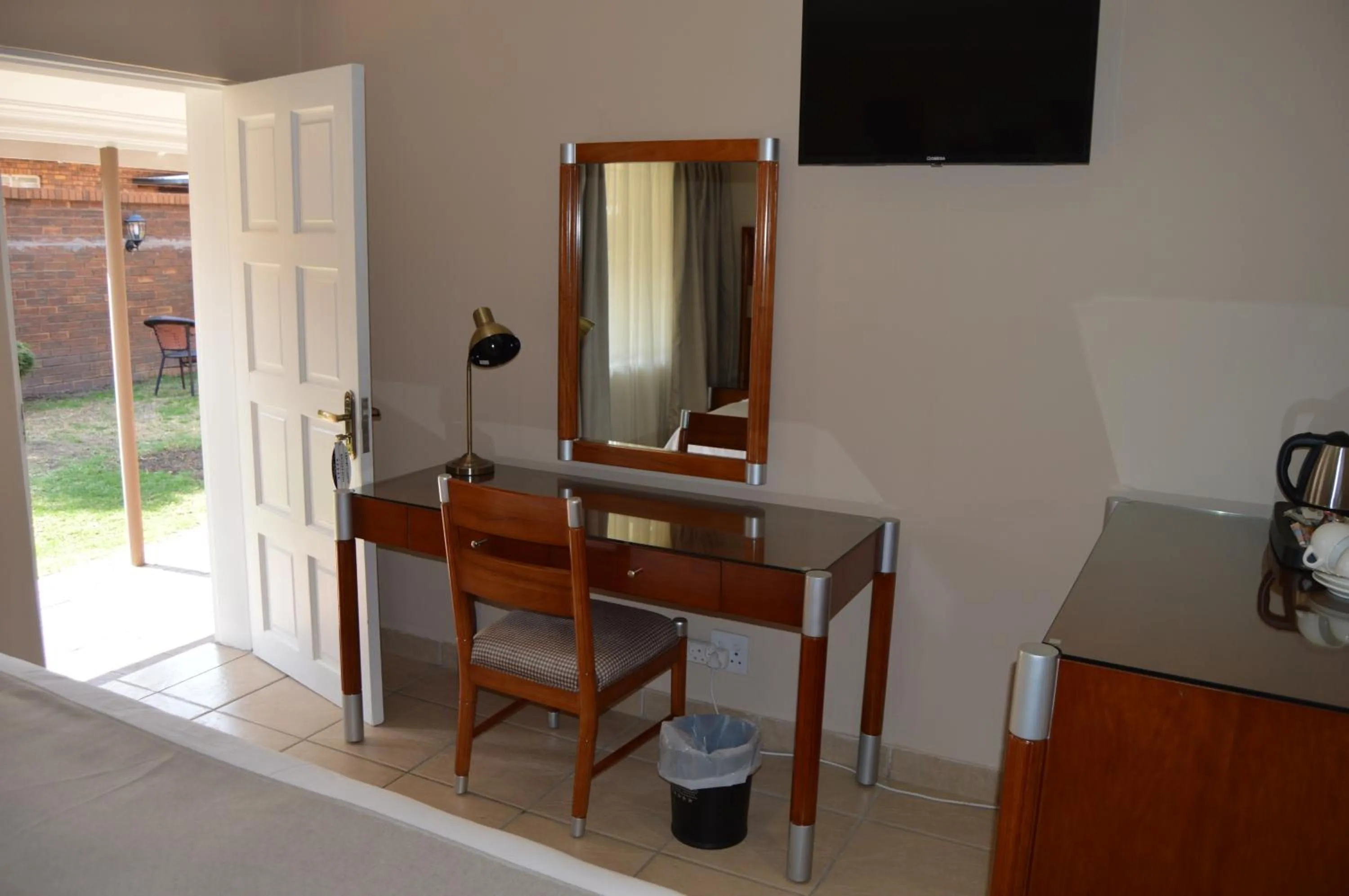 Airport Gardens Boutique Hotel