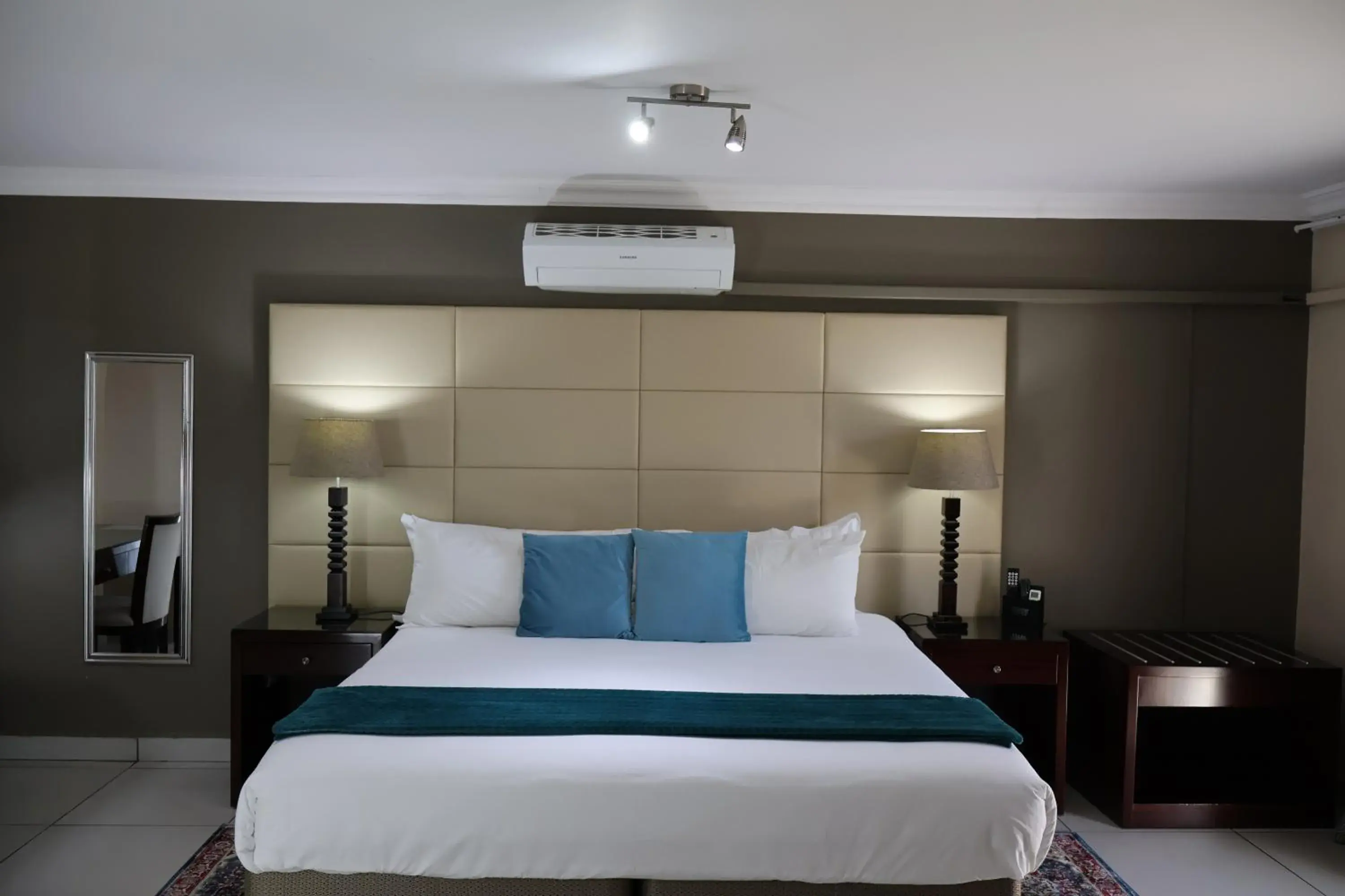 Executive Suite - single occupancy in Airport Gardens Boutique Hotel Executive Suite - single occupancy in Airport Gardens Boutique Hotel