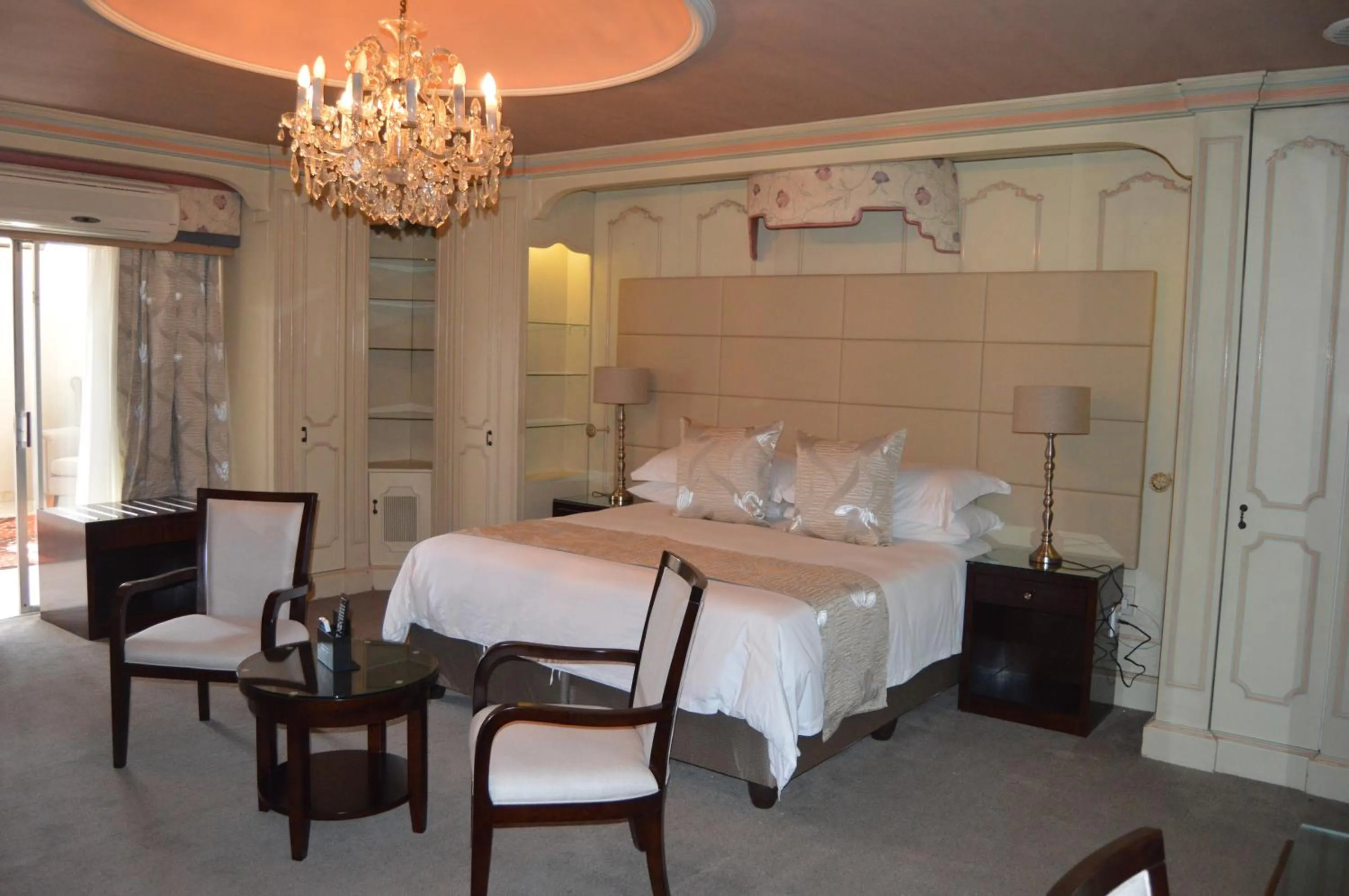 Bed in Airport Gardens Boutique Hotel