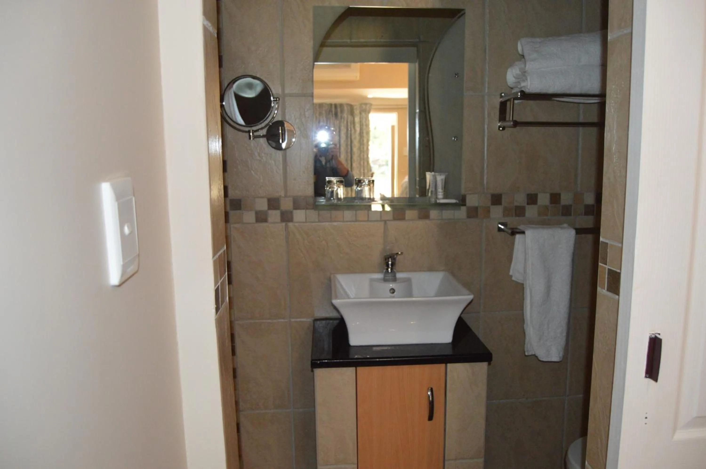 Airport Gardens Boutique Hotel