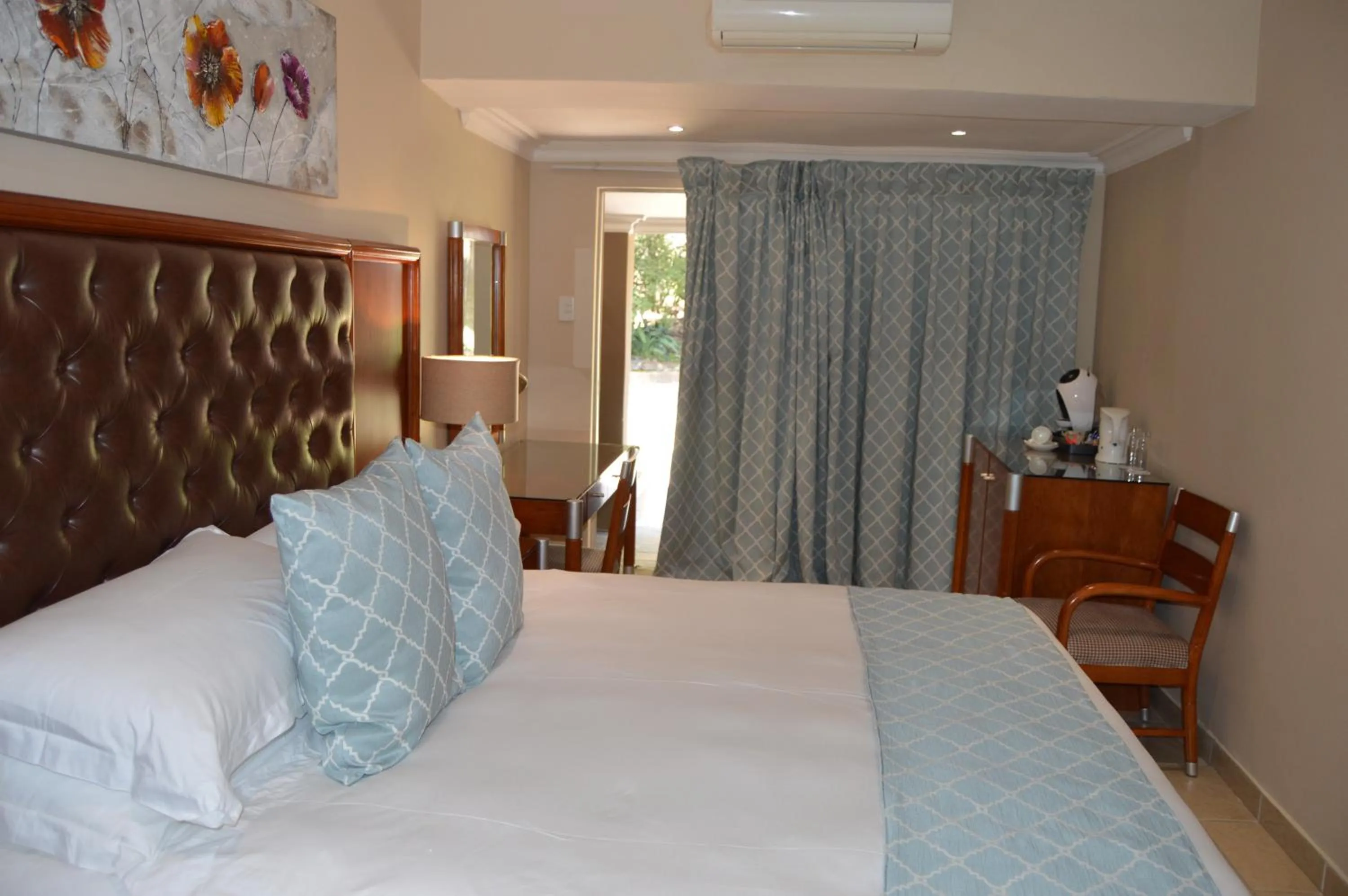 Bedroom, Bed in Airport Gardens Boutique Hotel