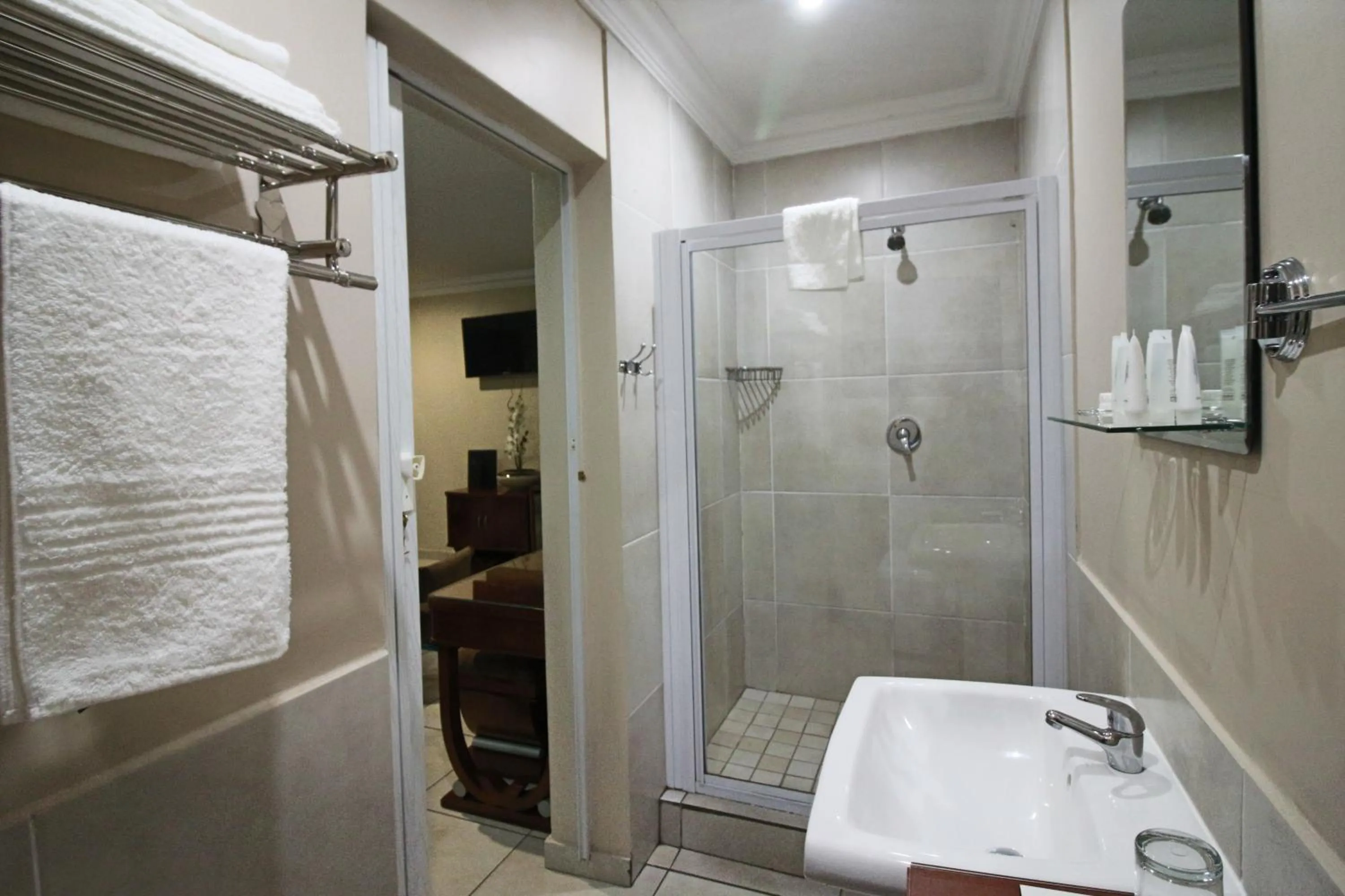 Bathroom in Airport Gardens Boutique Hotel