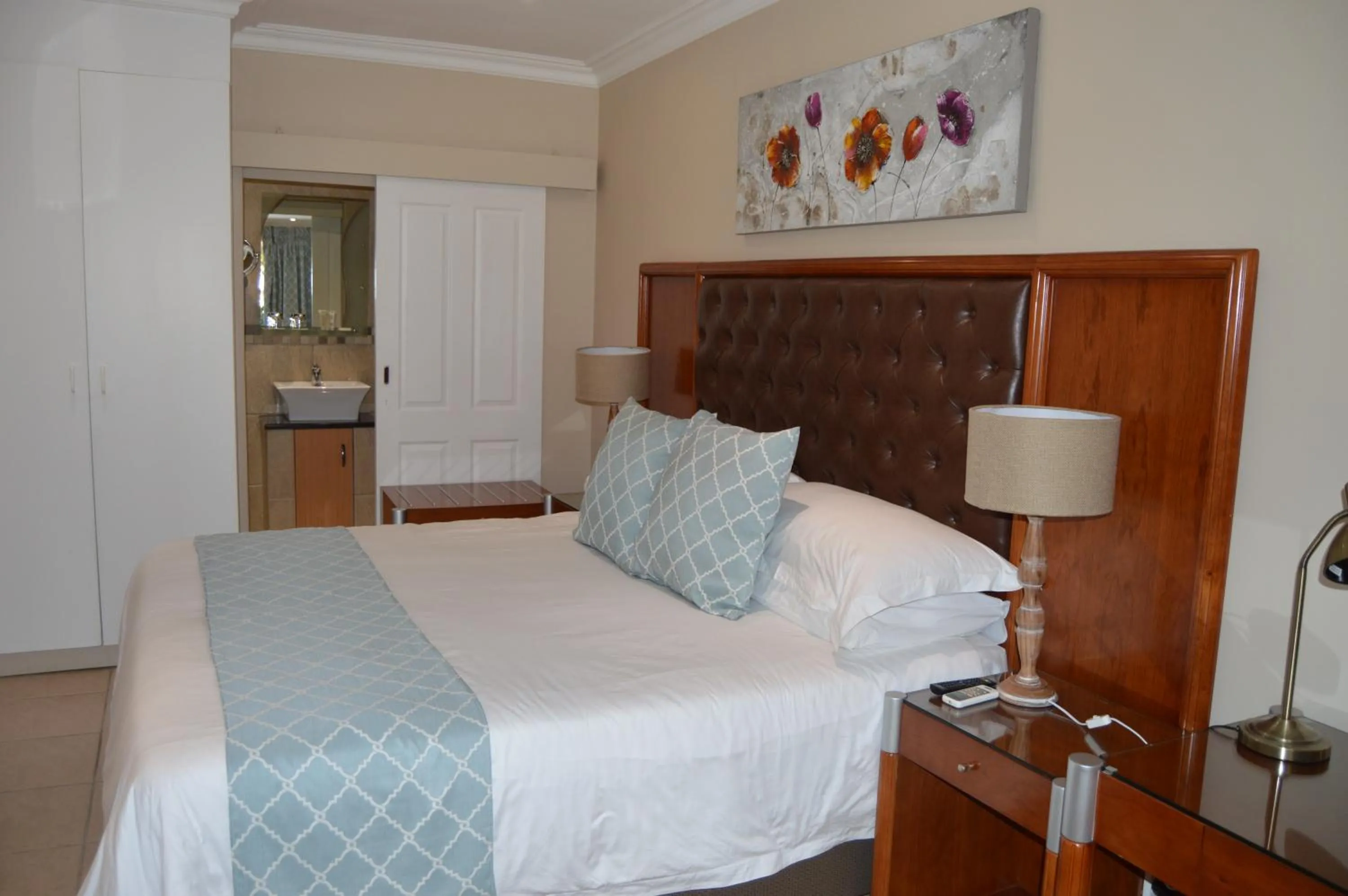 Photo of the whole room, Bed in Airport Gardens Boutique Hotel