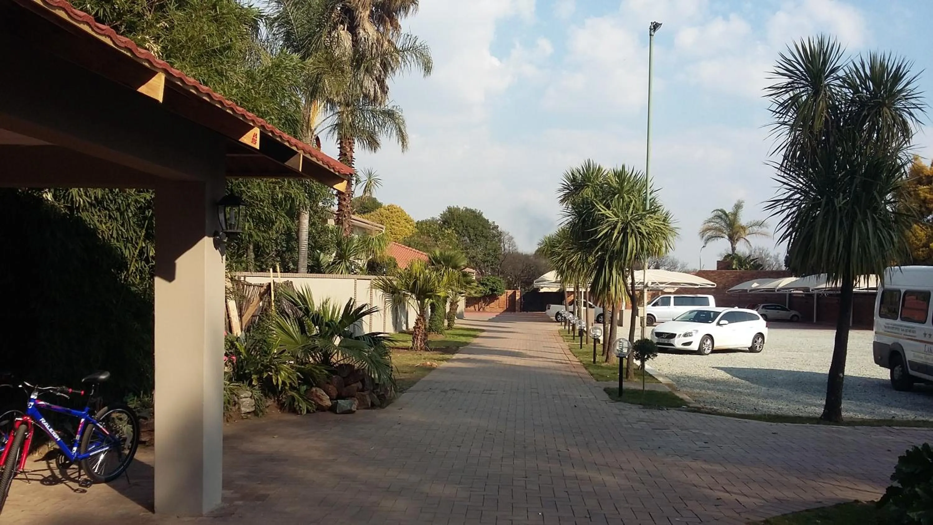 Parking in Airport Gardens Boutique Hotel