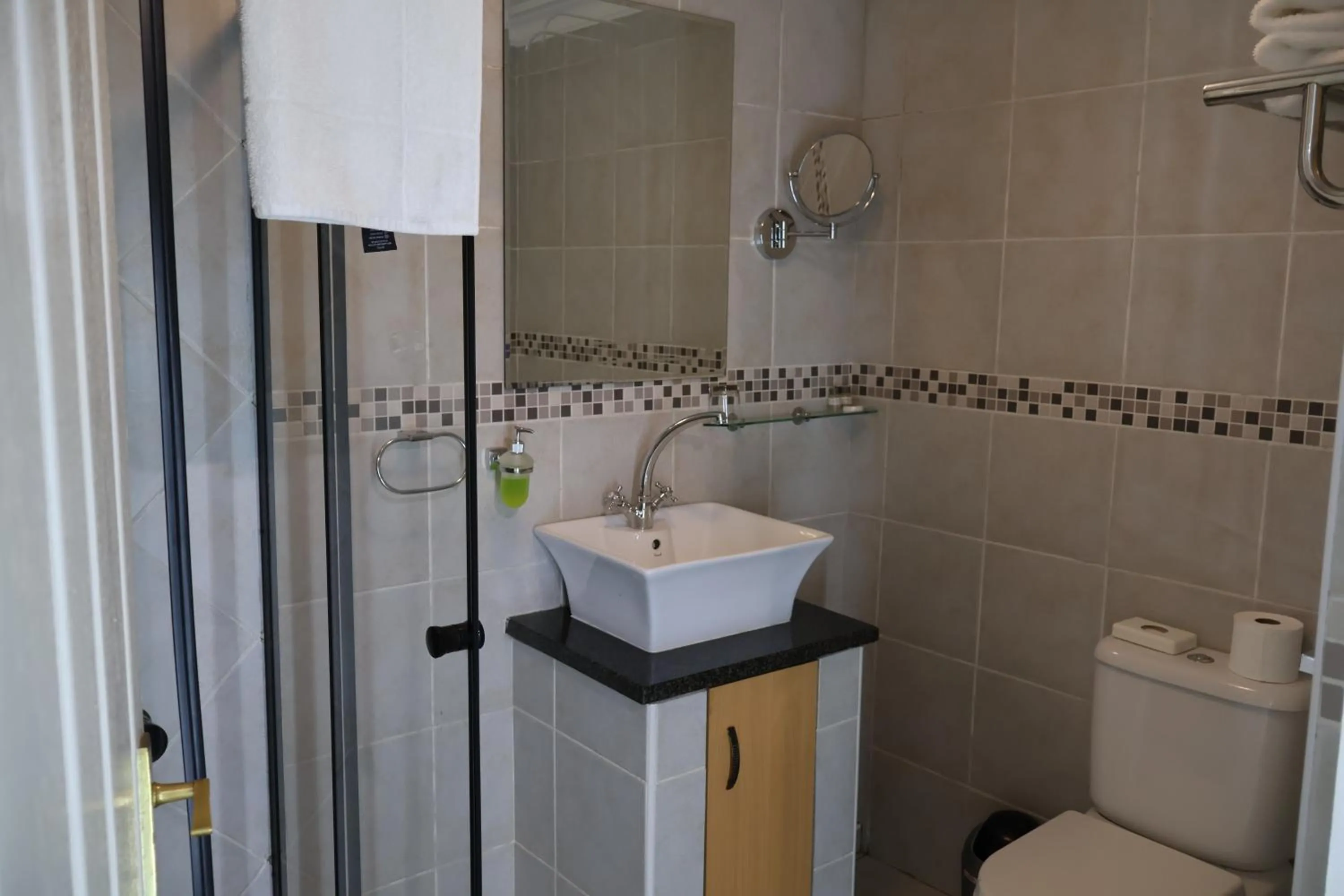 Bathroom in Airport Gardens Boutique Hotel