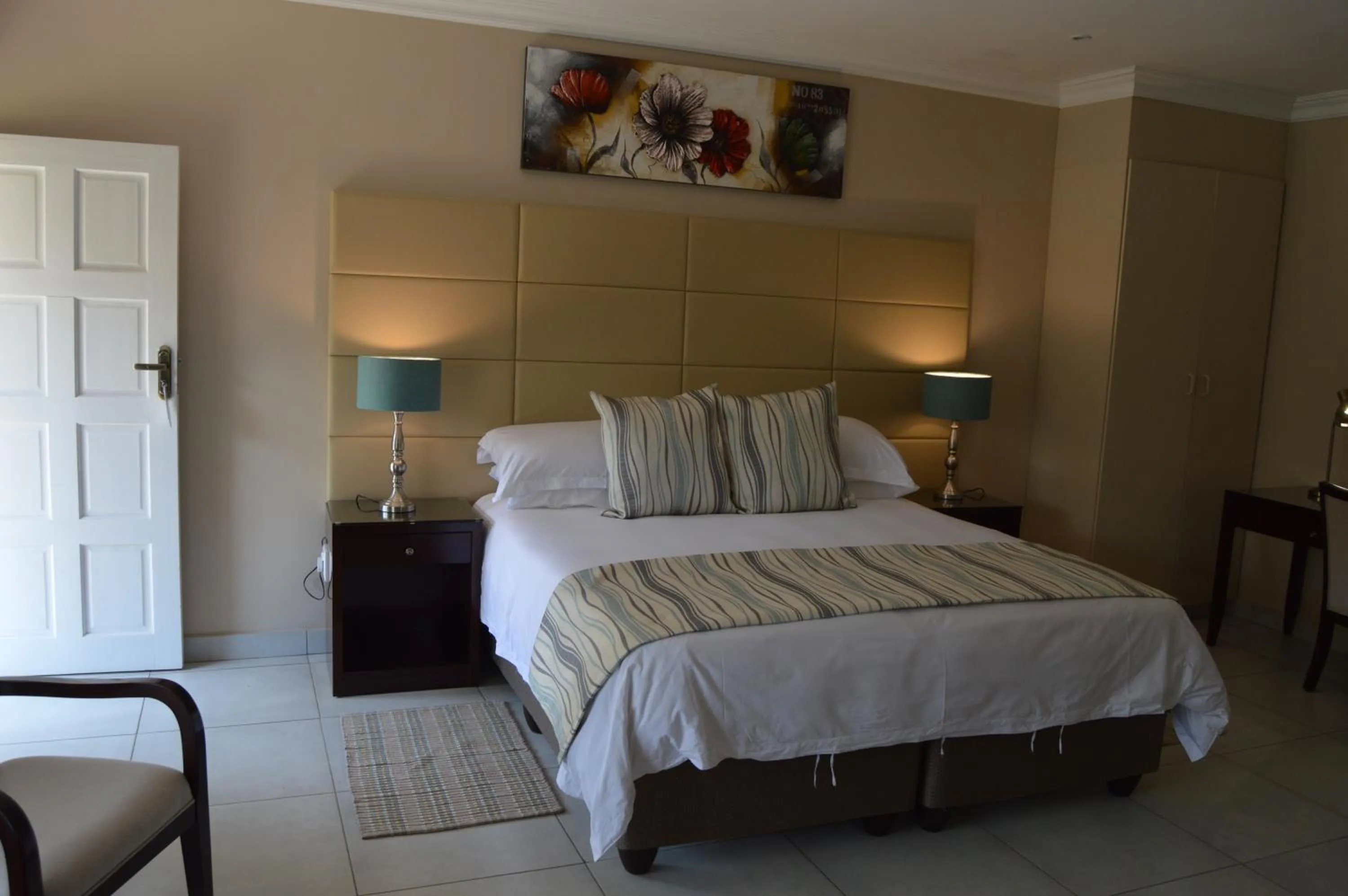 Bedroom, Bed in Airport Gardens Boutique Hotel