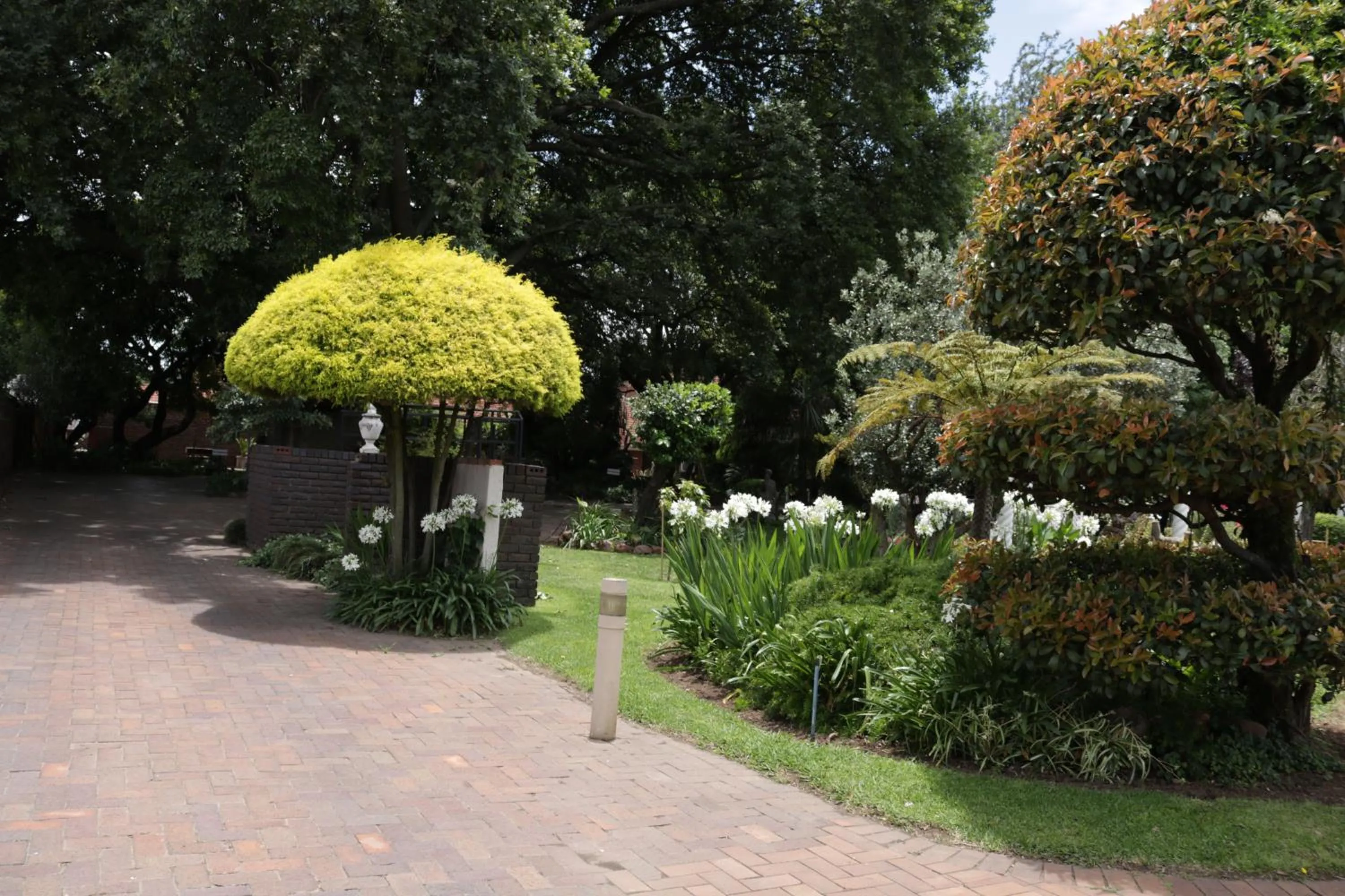 Airport Gardens Boutique Hotel