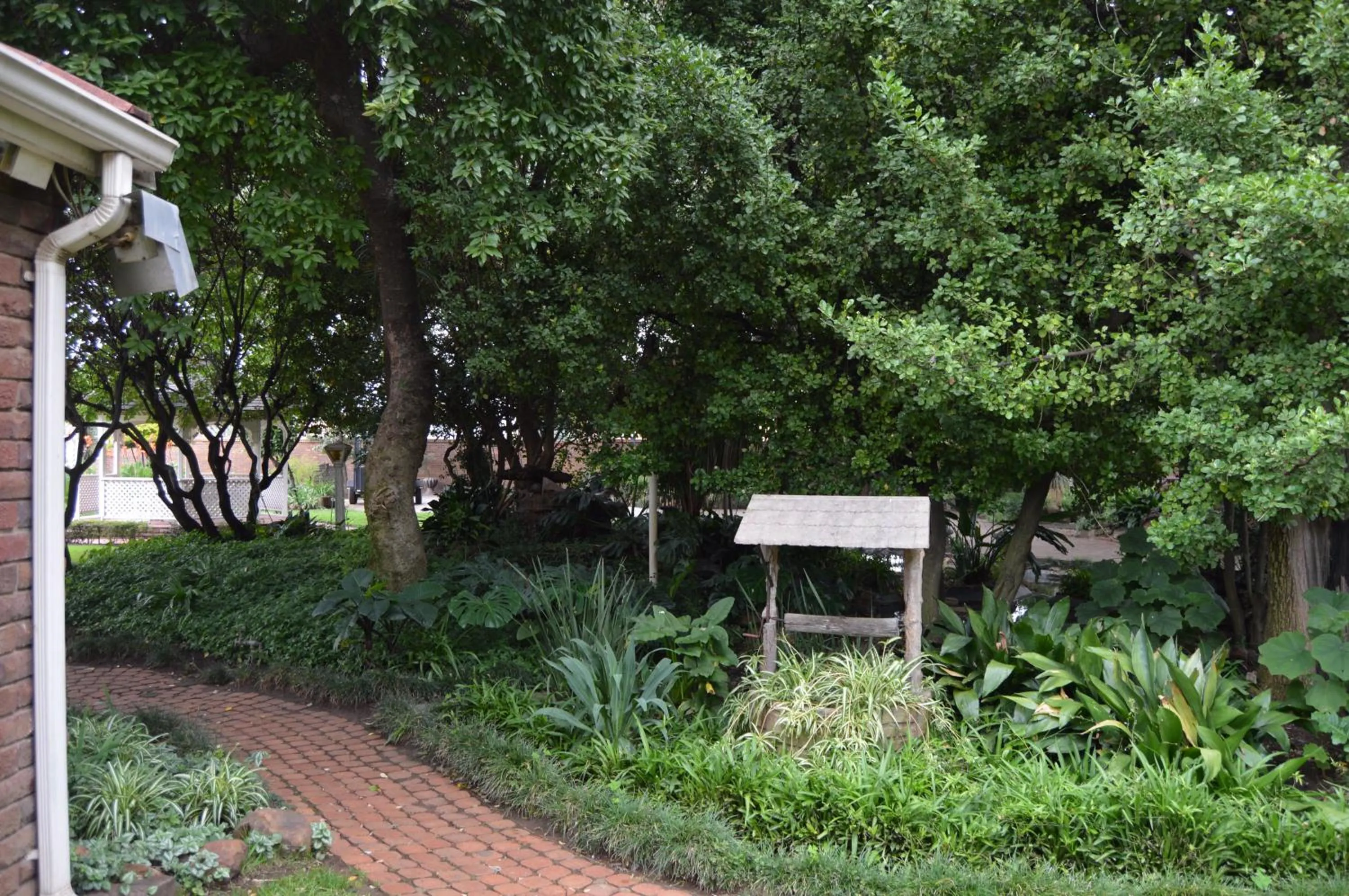 Airport Gardens Boutique Hotel