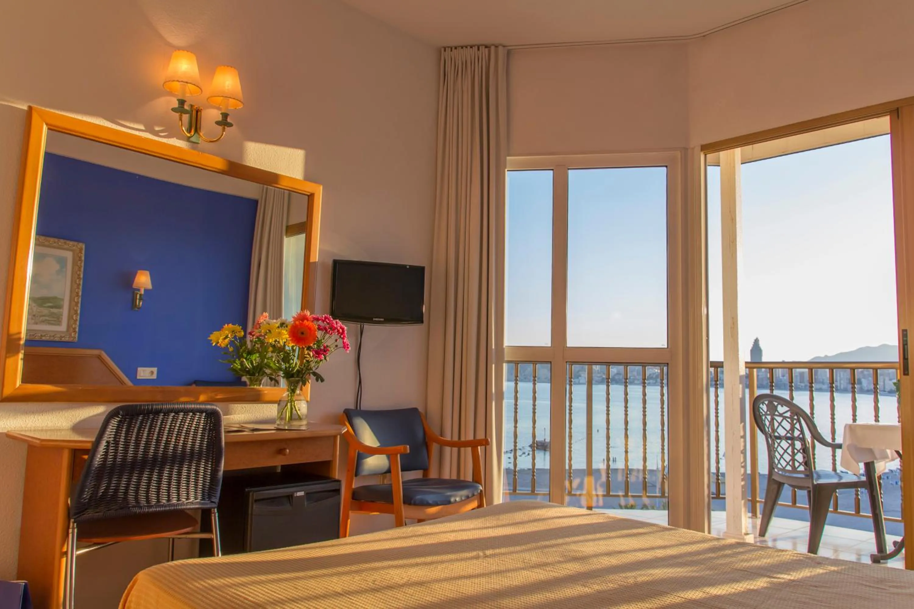 Photo of the whole room in Hotel Colón