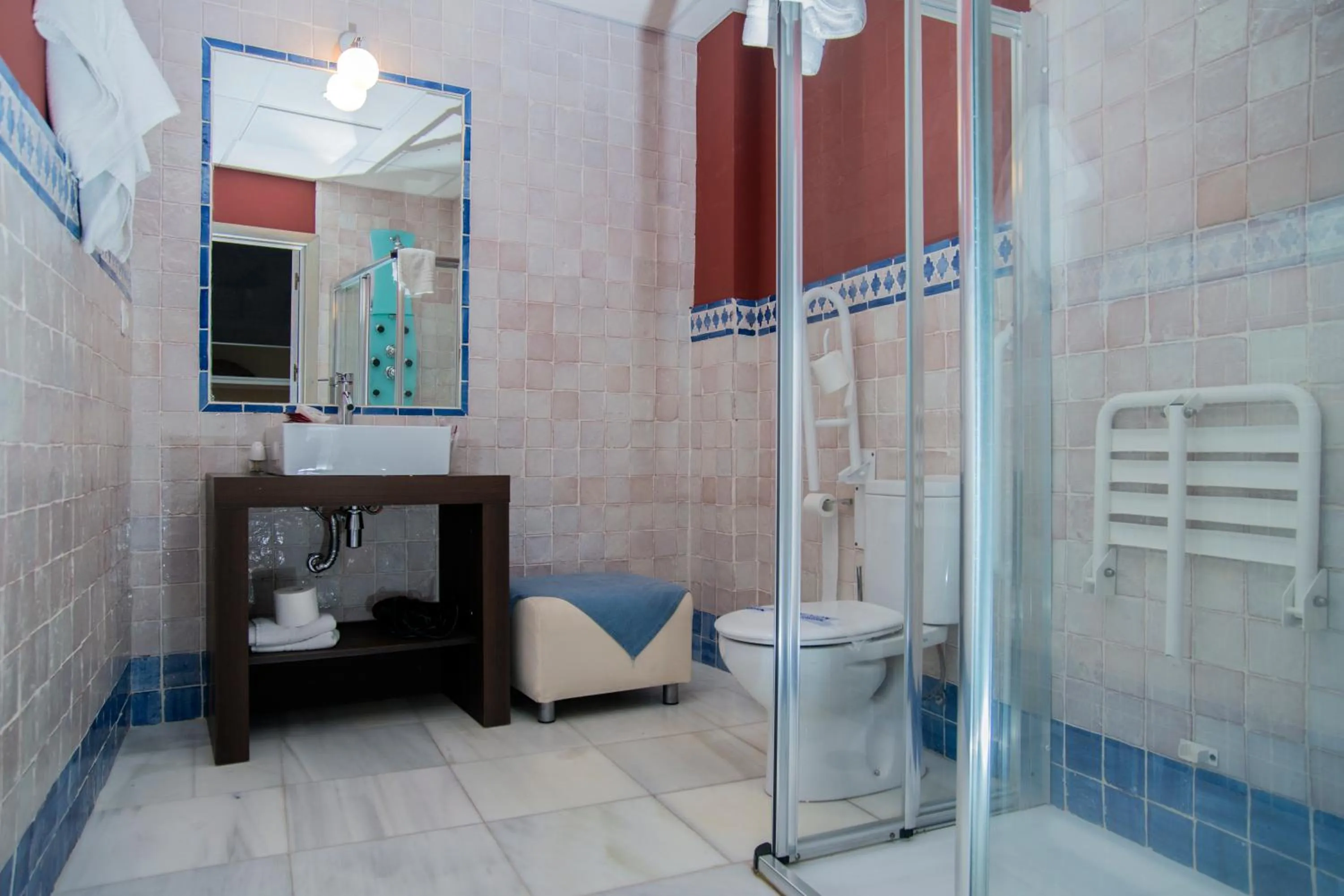 Bathroom in Hospederia Baños Arabes De Cordoba