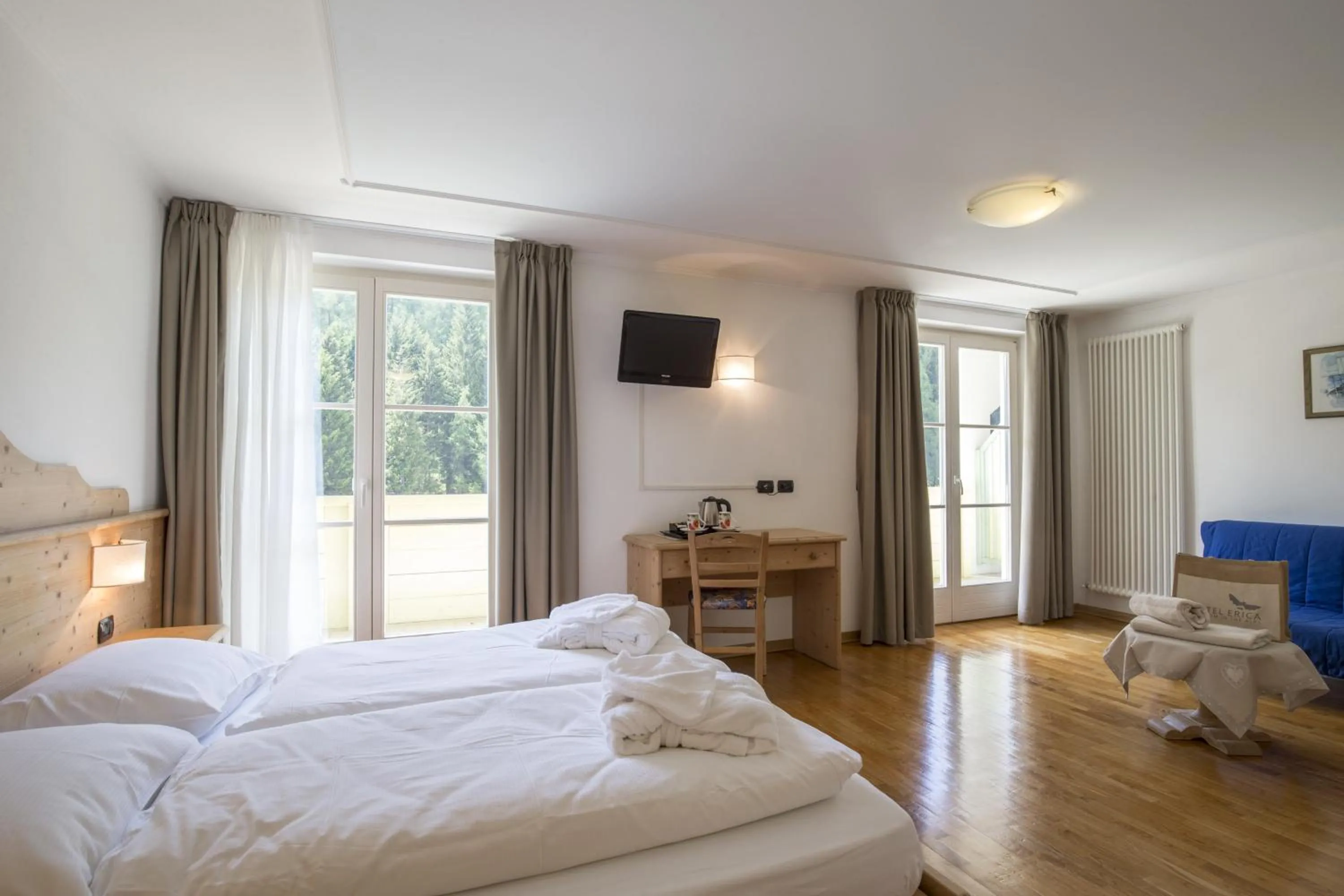 Coffee/tea facilities, Bed in Hotel Erica