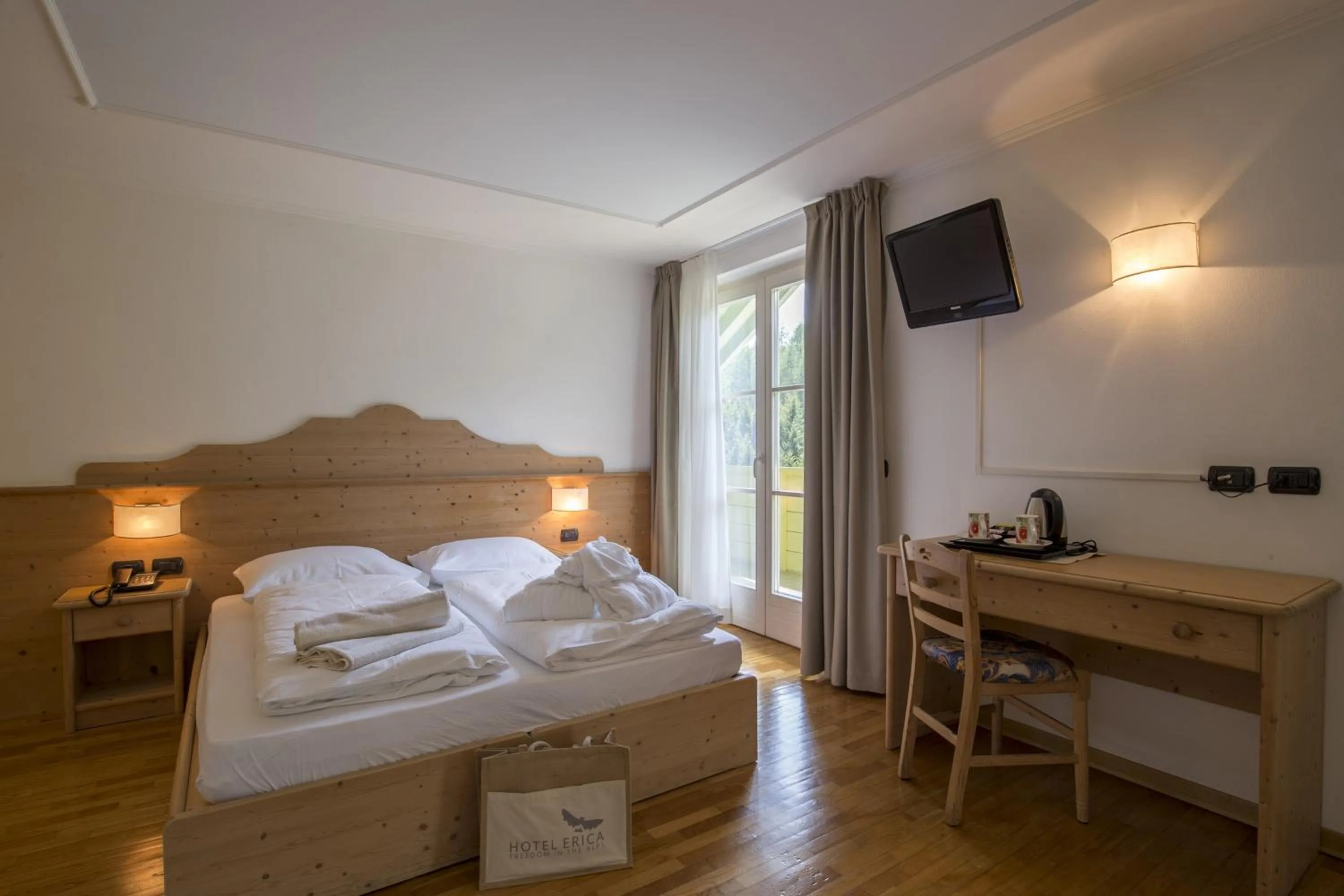 Coffee/tea facilities, Bed in Hotel Erica