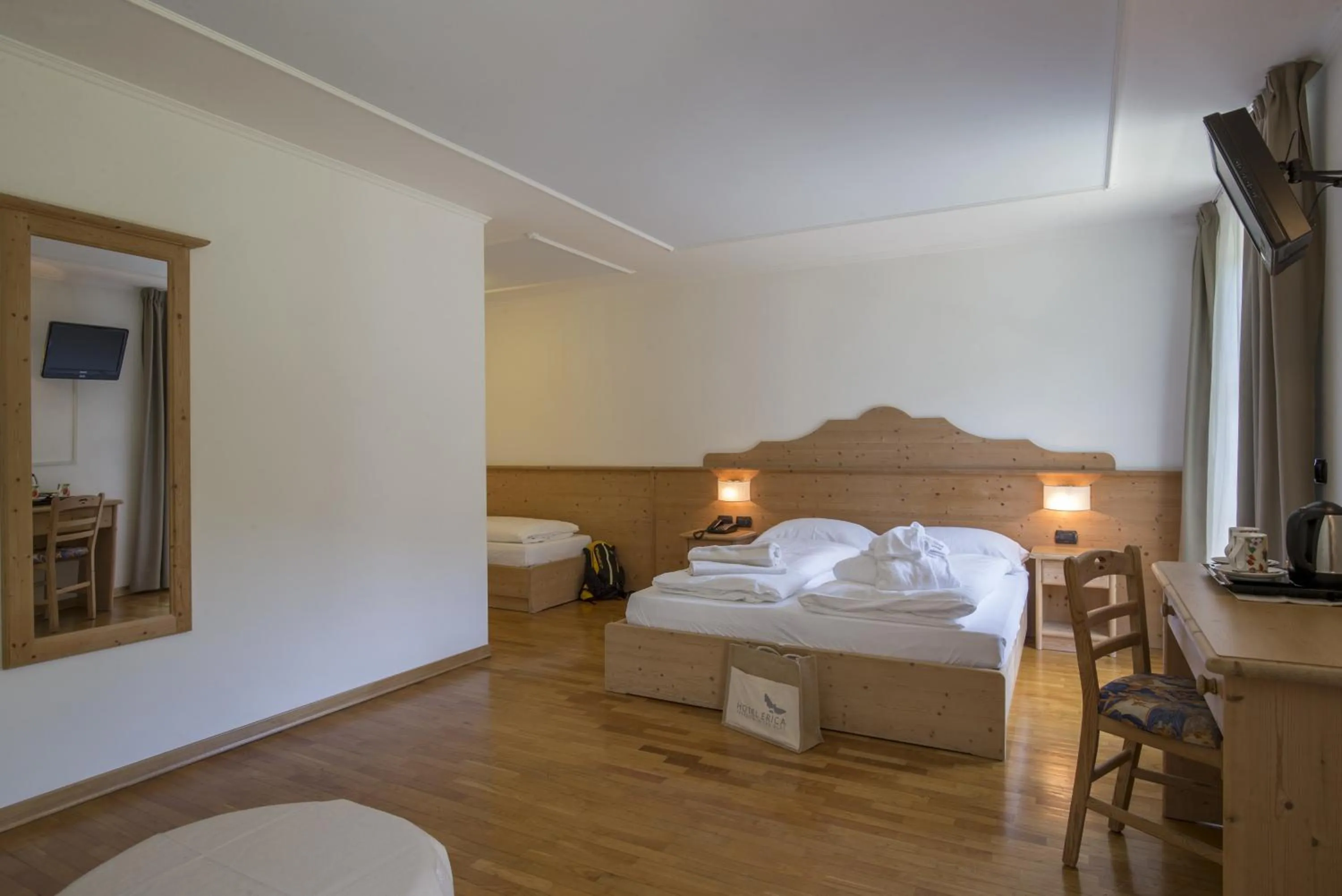 Coffee/tea facilities, Bed in Hotel Erica