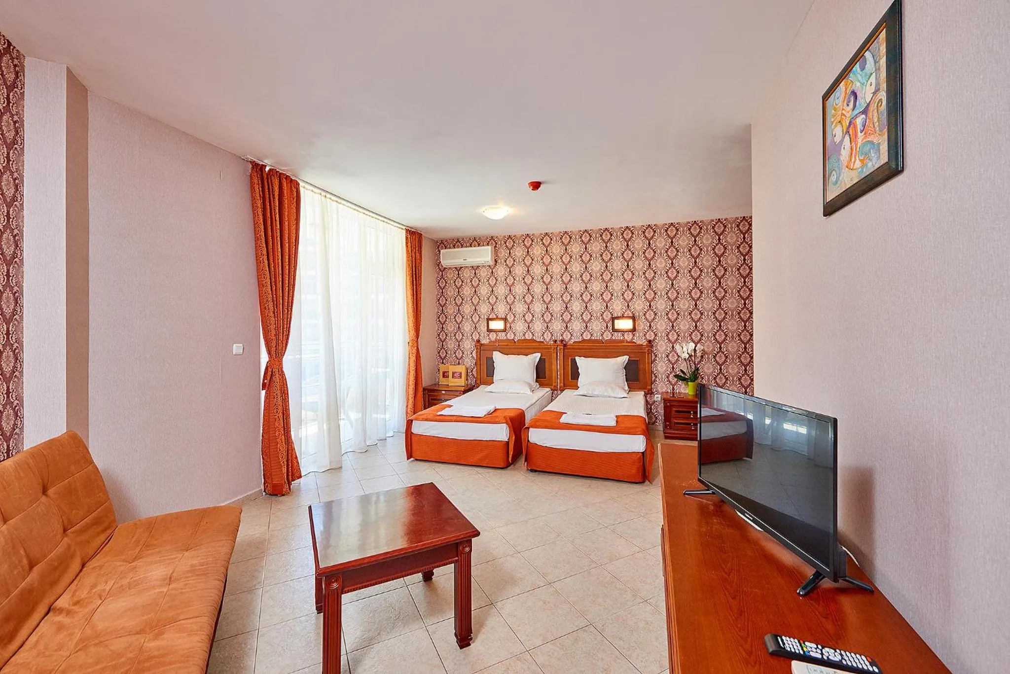 Living room, Bed in Karolina Hotel