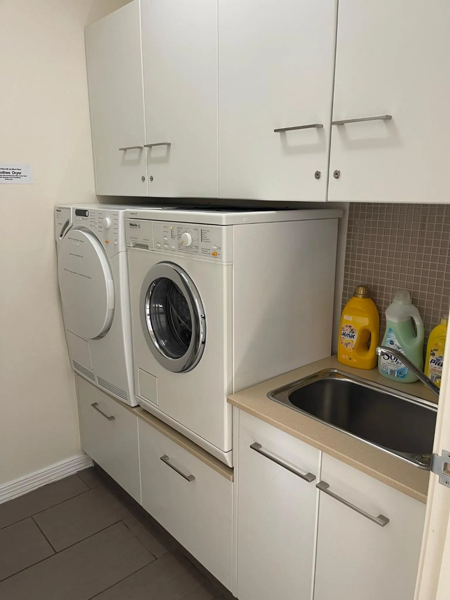 laundry in Austral Place 88 via Merri River