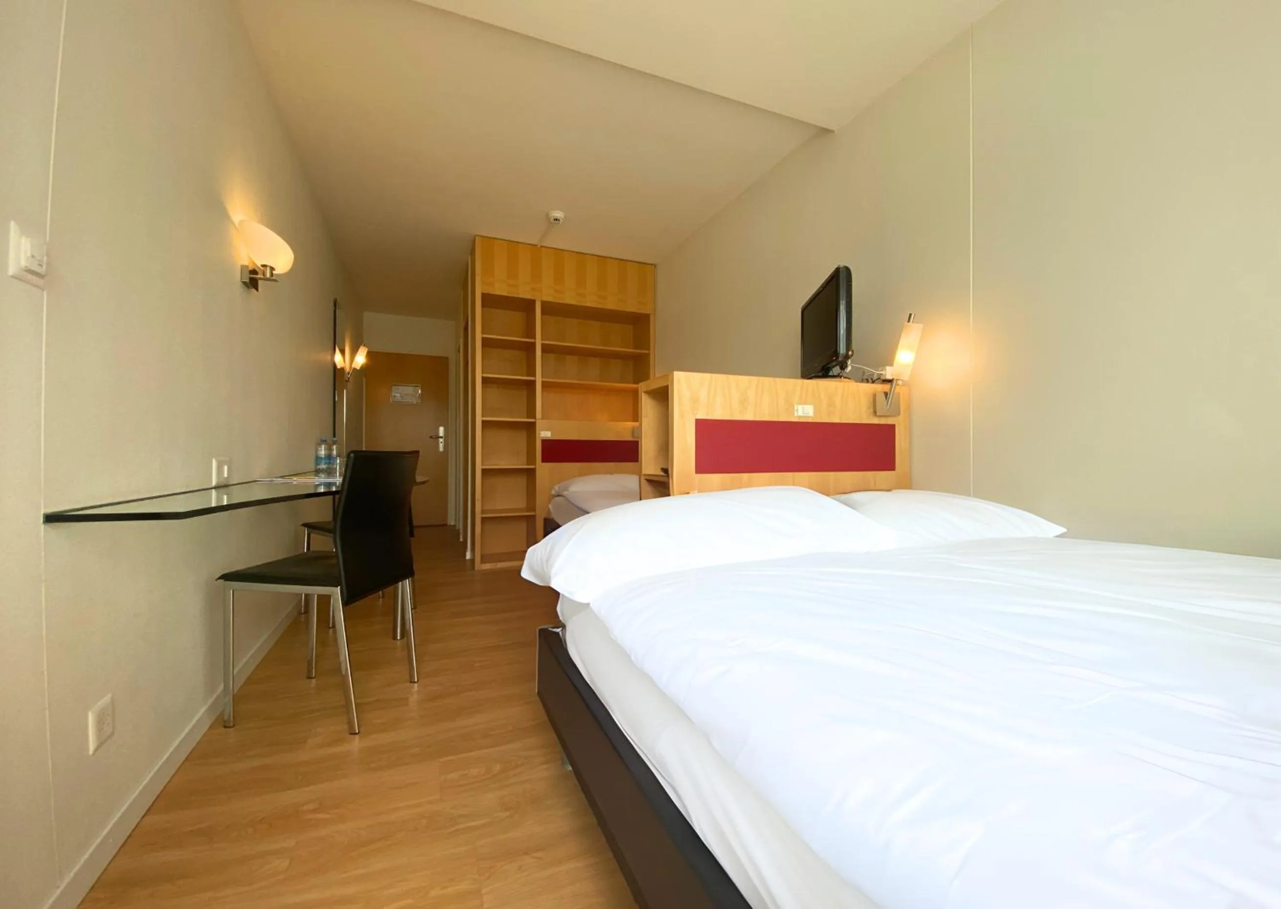 Balcony/Terrace, Bed in Hotel Seaside