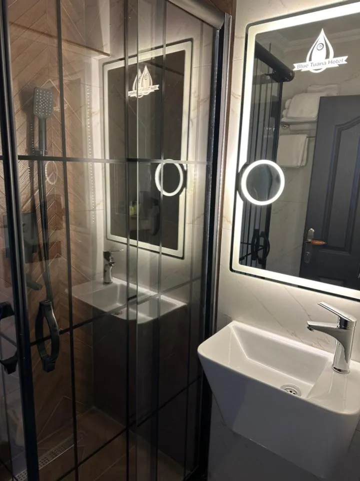 Shower in Blue Tuana Hotel Old City