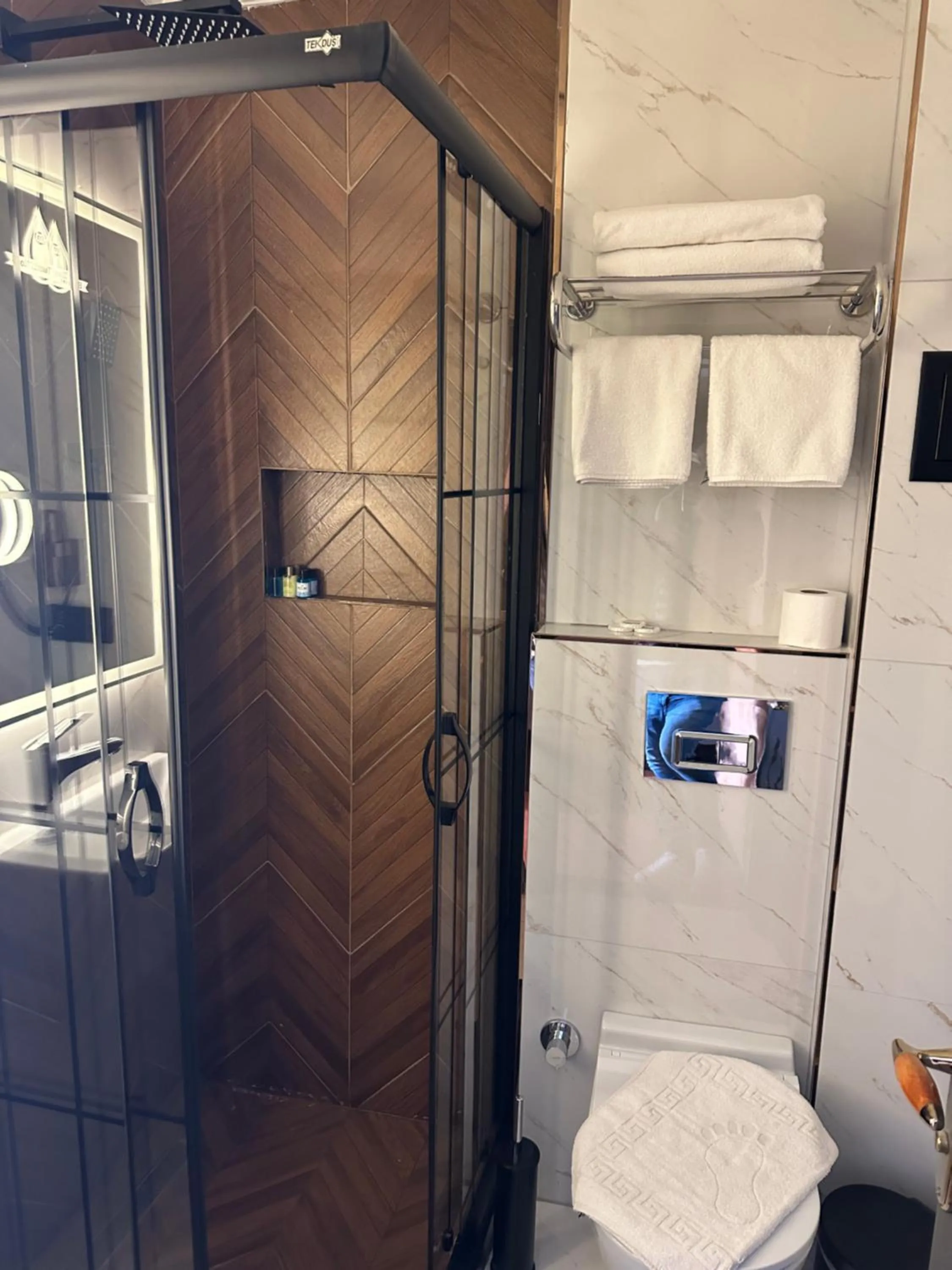 Shower in Blue Tuana Hotel Old City