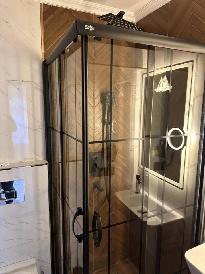 Shower in Blue Tuana Hotel Old City