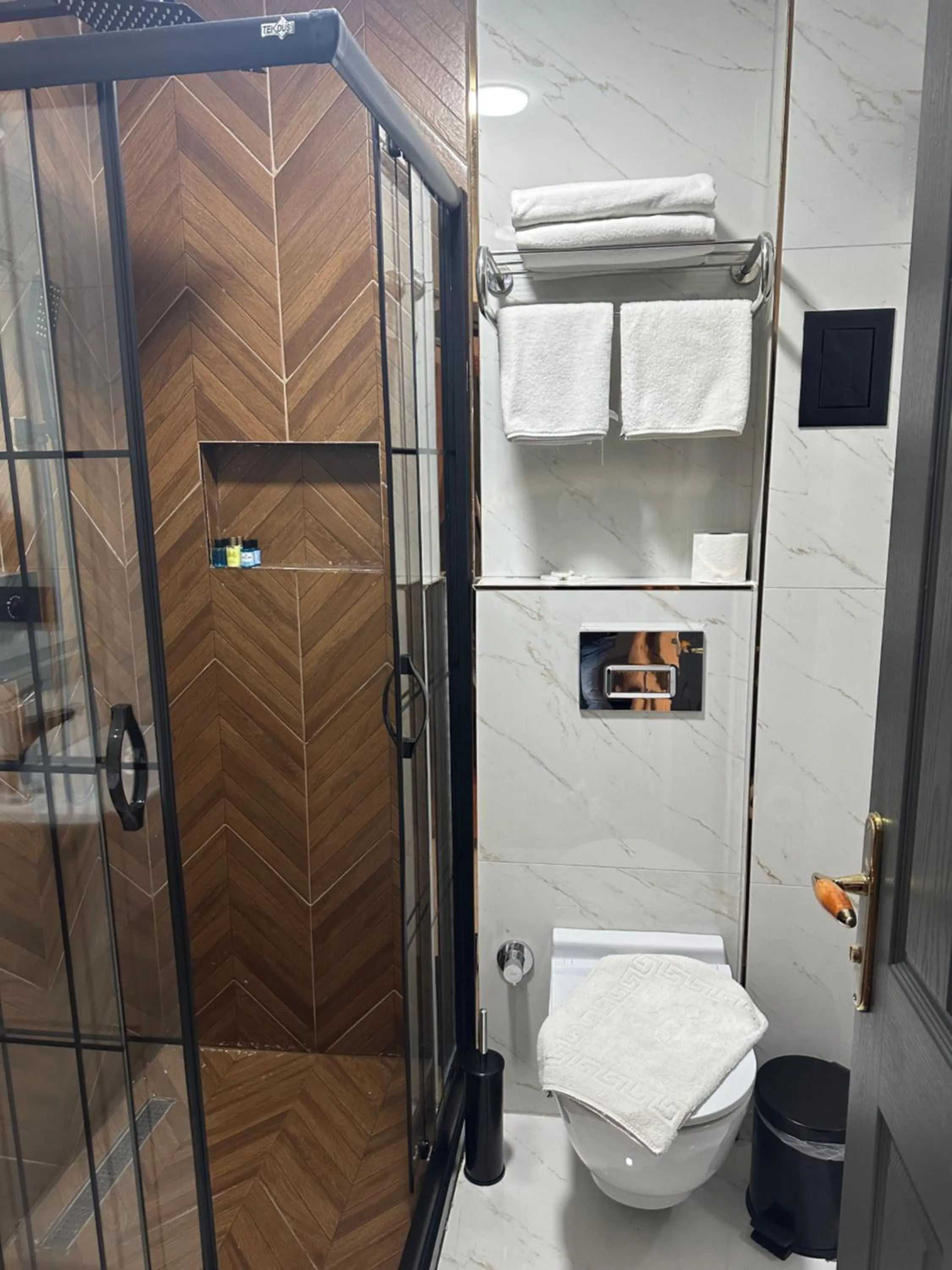 Shower in Blue Tuana Hotel Old City