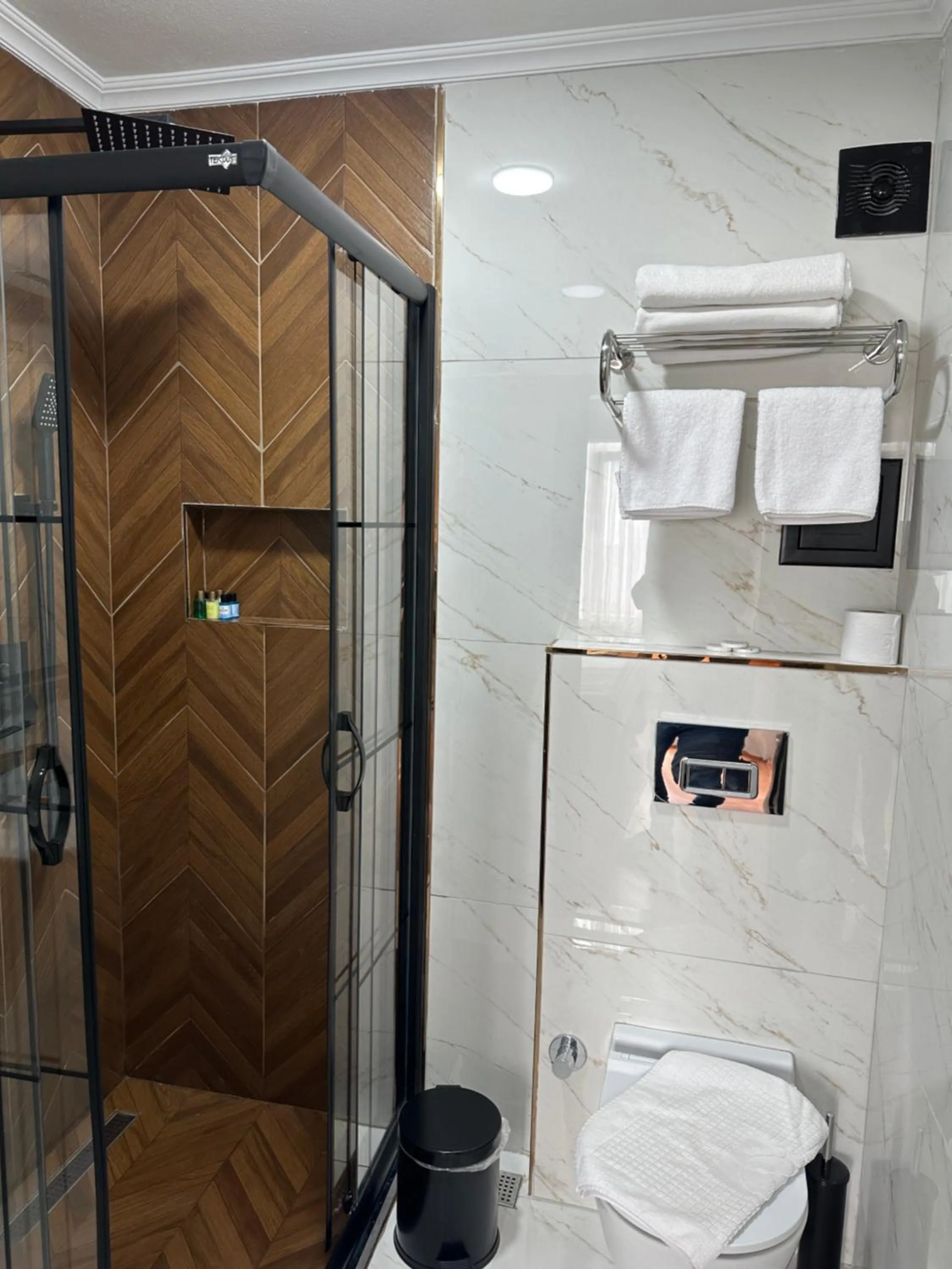 Shower in Blue Tuana Hotel Old City