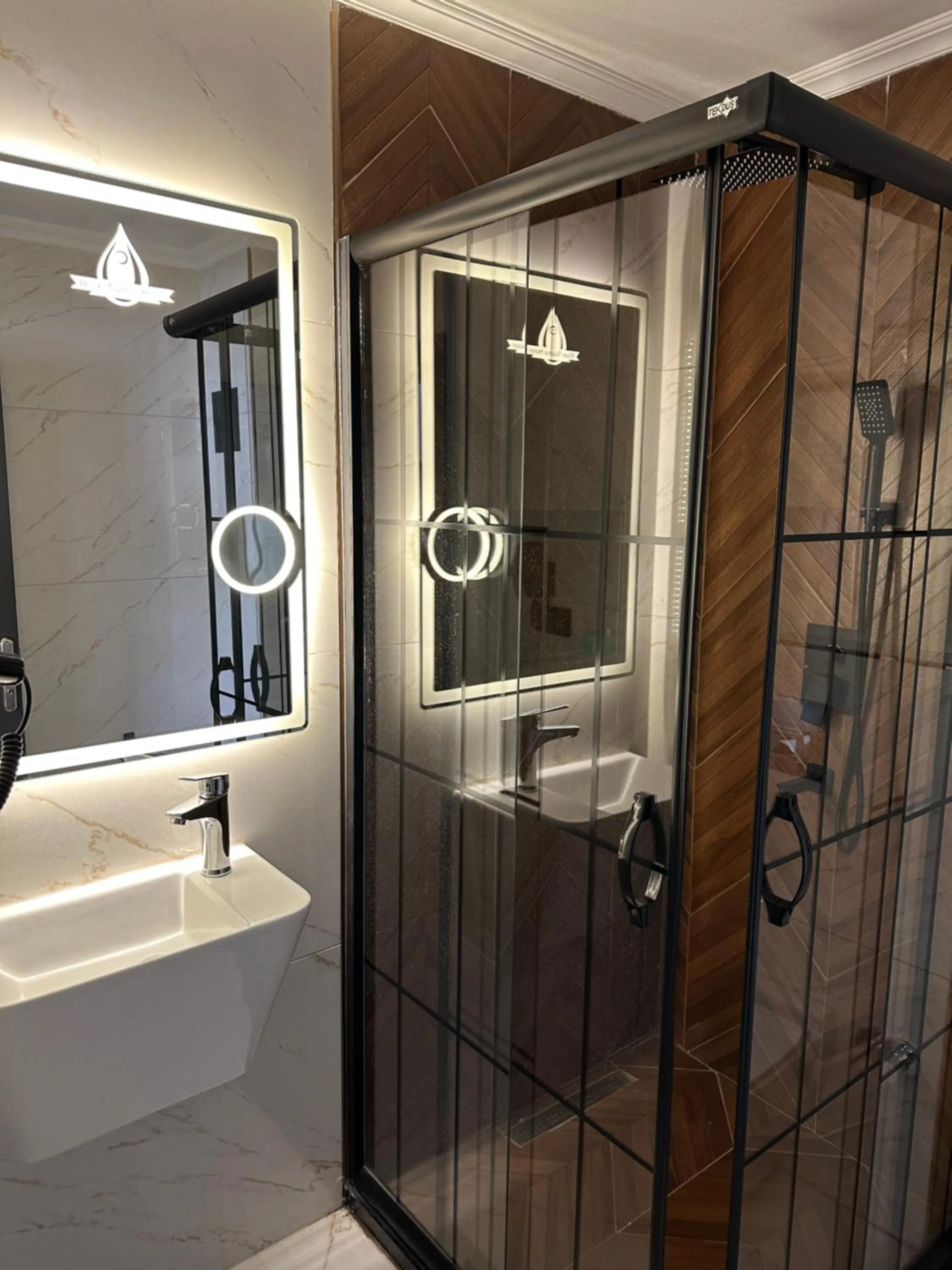 Shower in Blue Tuana Hotel Old City