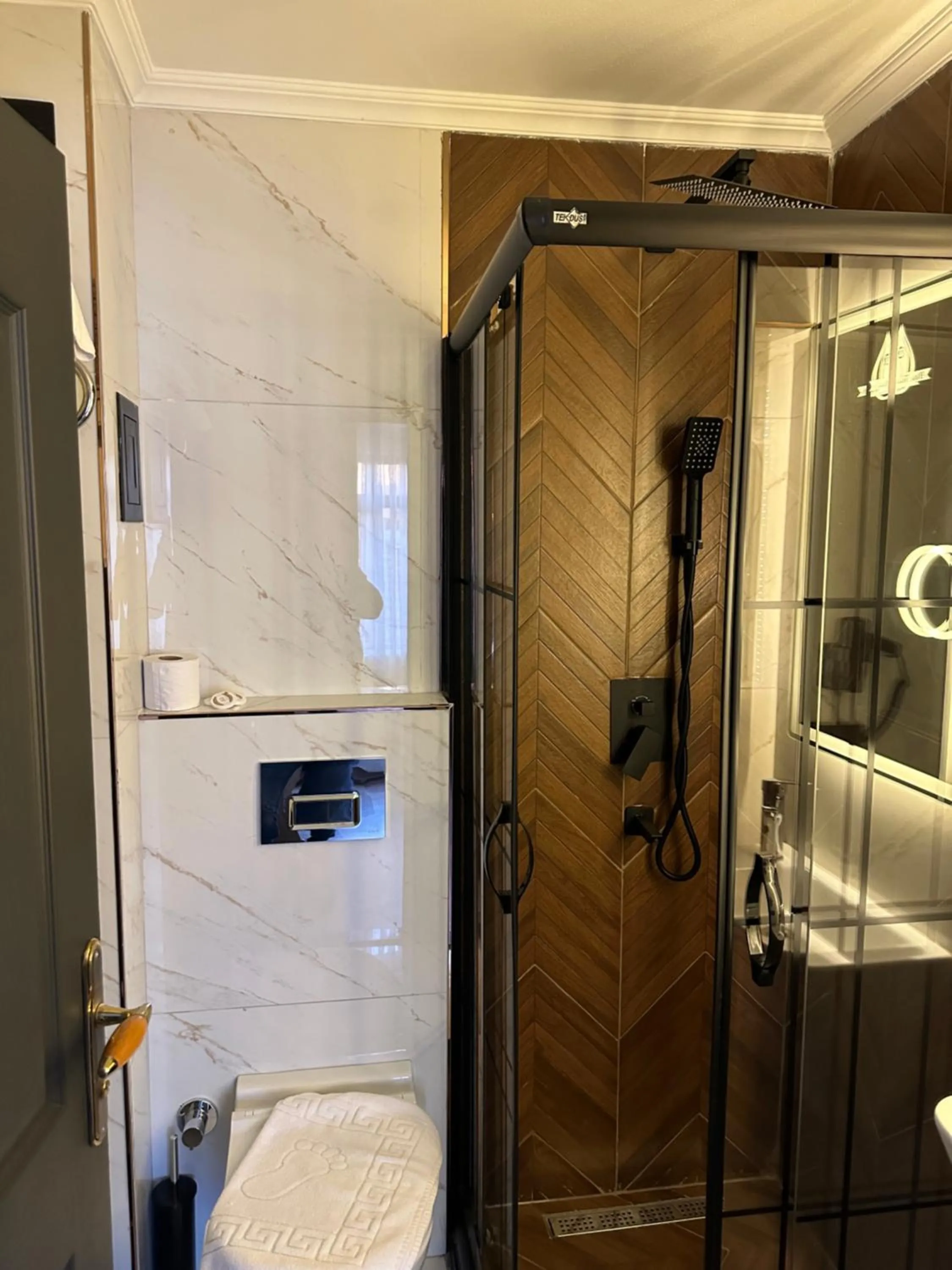 Shower in Blue Tuana Hotel Old City