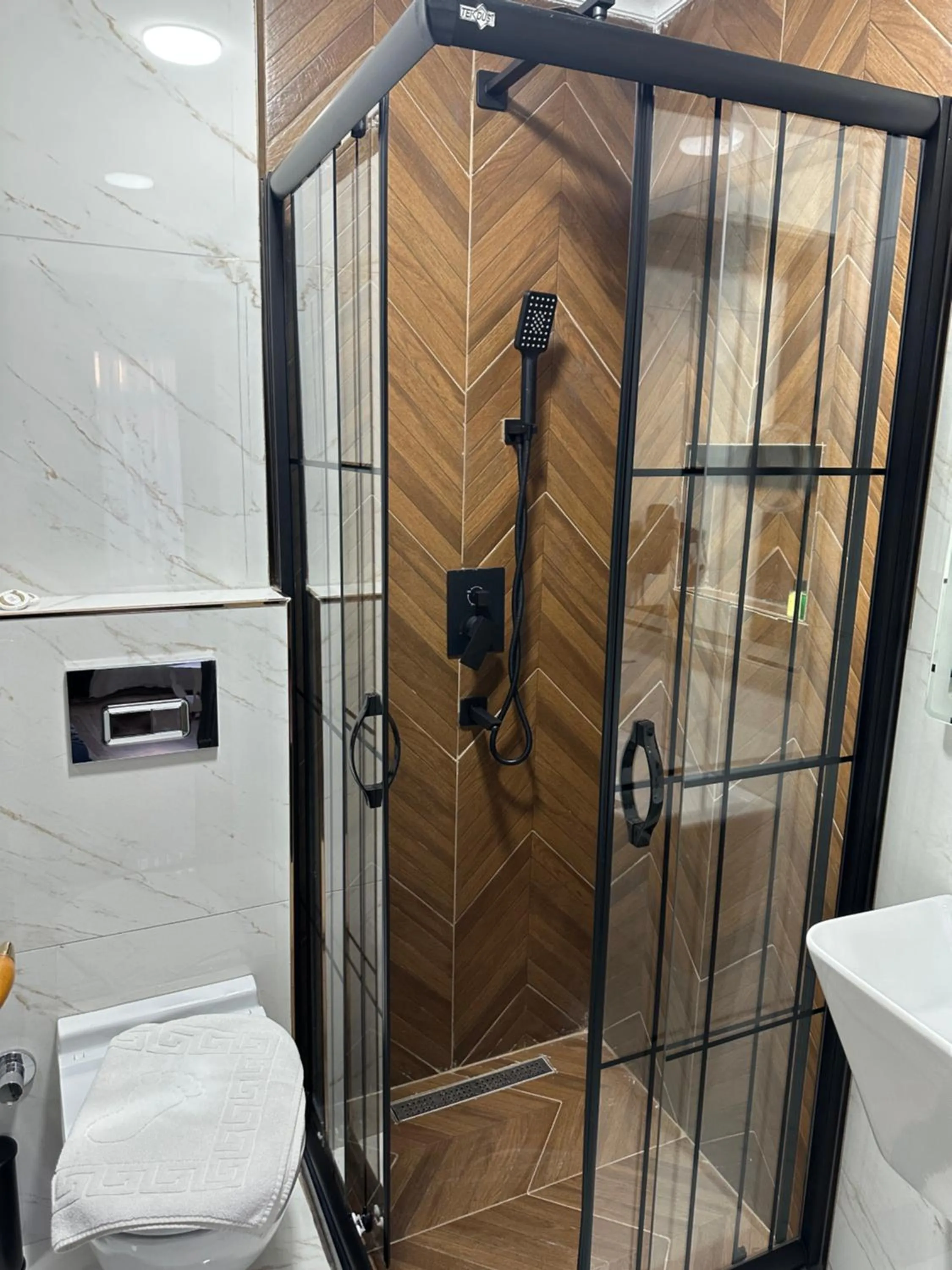 Shower in Blue Tuana Hotel Old City