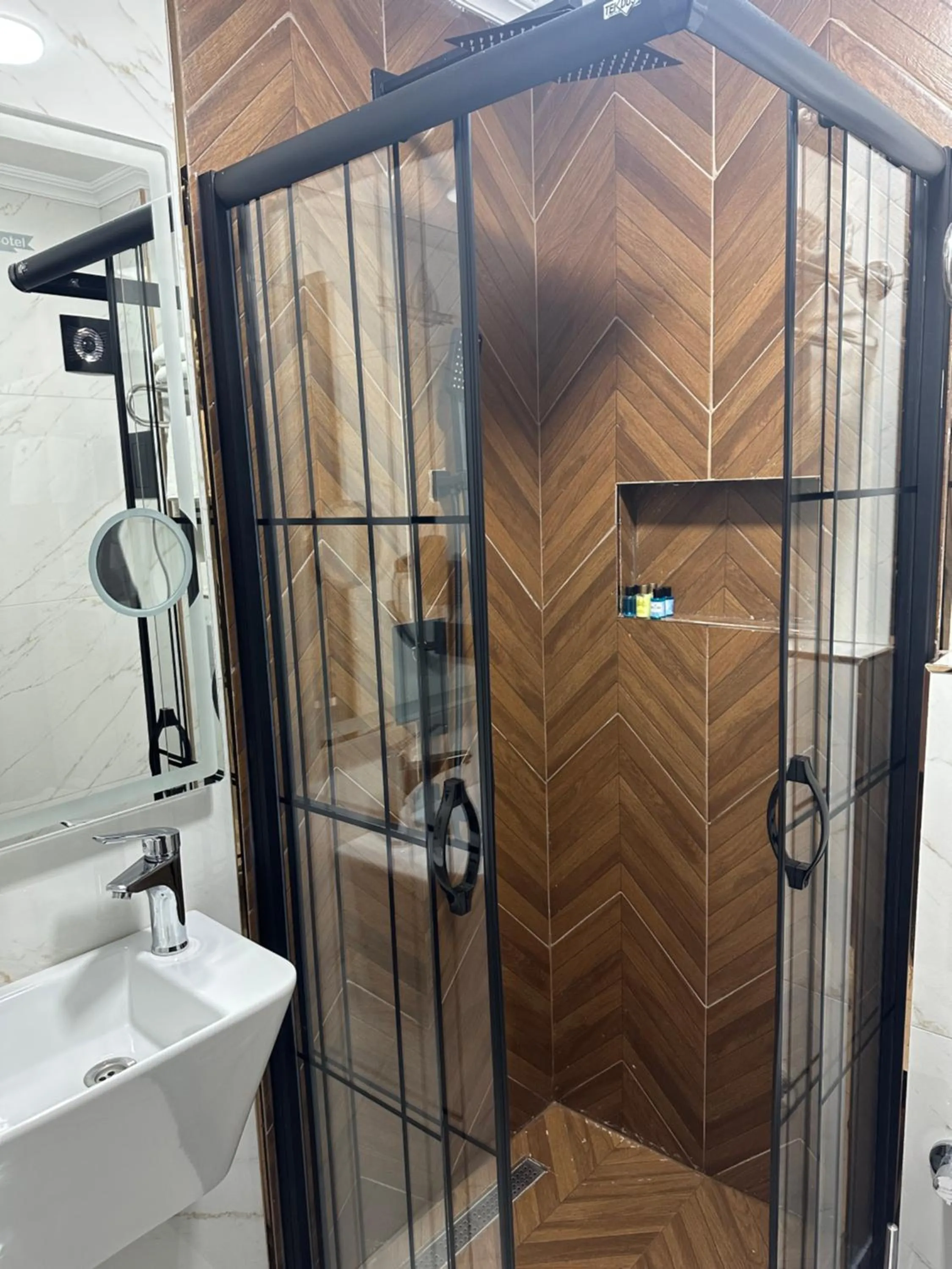 Shower in Blue Tuana Hotel Old City