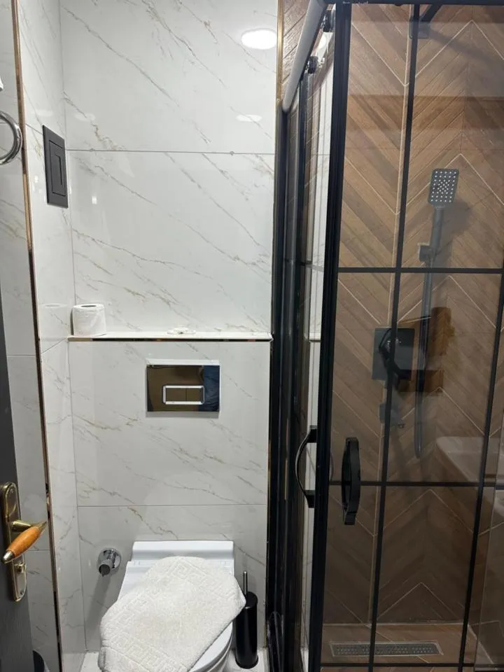 Shower in Blue Tuana Hotel Old City