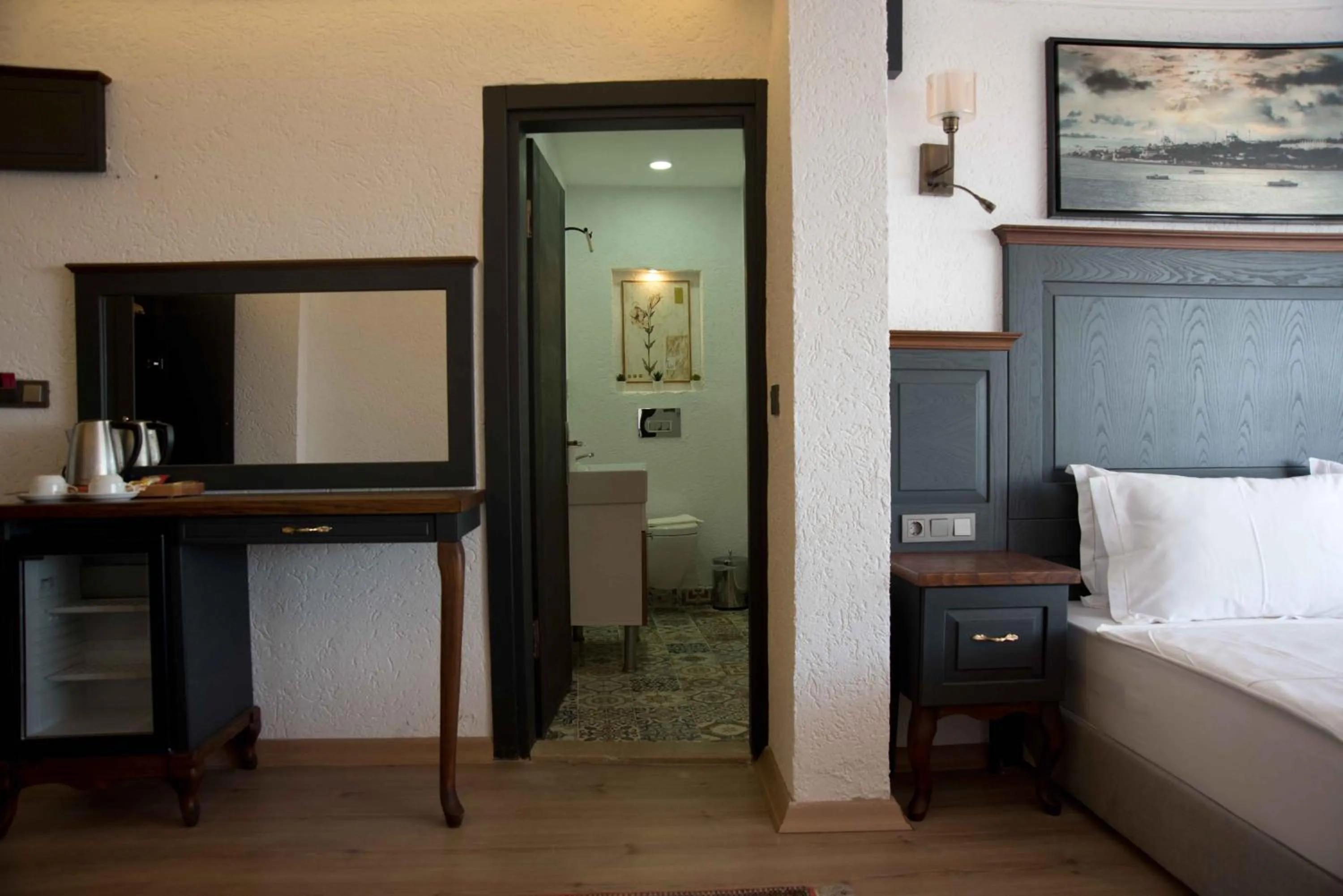 Toilet, Bed in Blue Tuana Hotel Old City