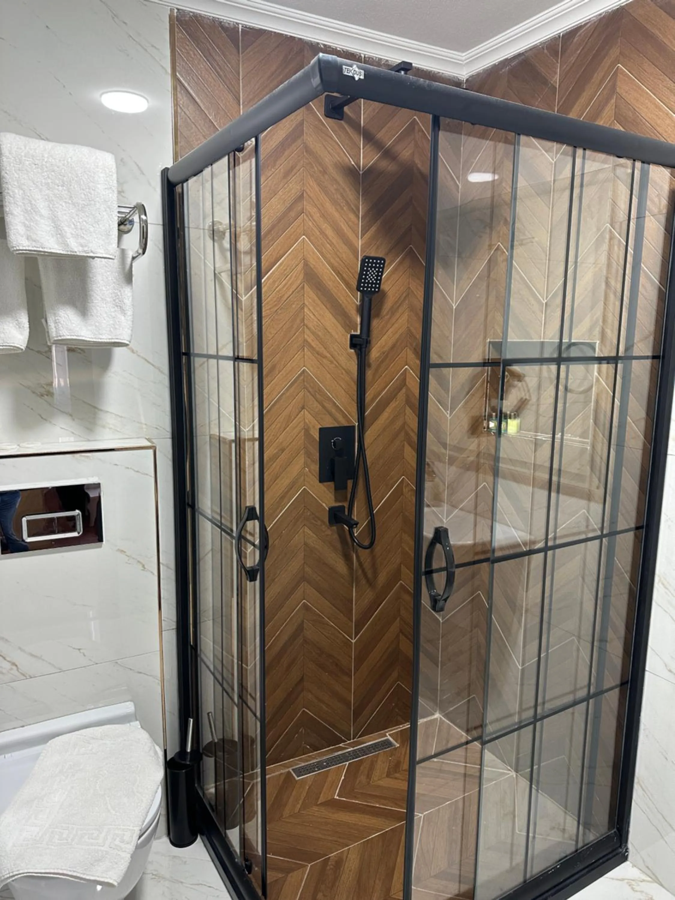 Shower in Blue Tuana Hotel Old City