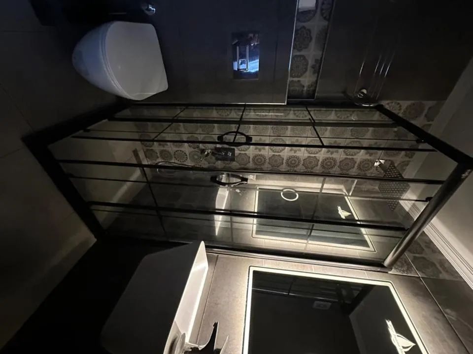 Shower in Blue Tuana Hotel Old City