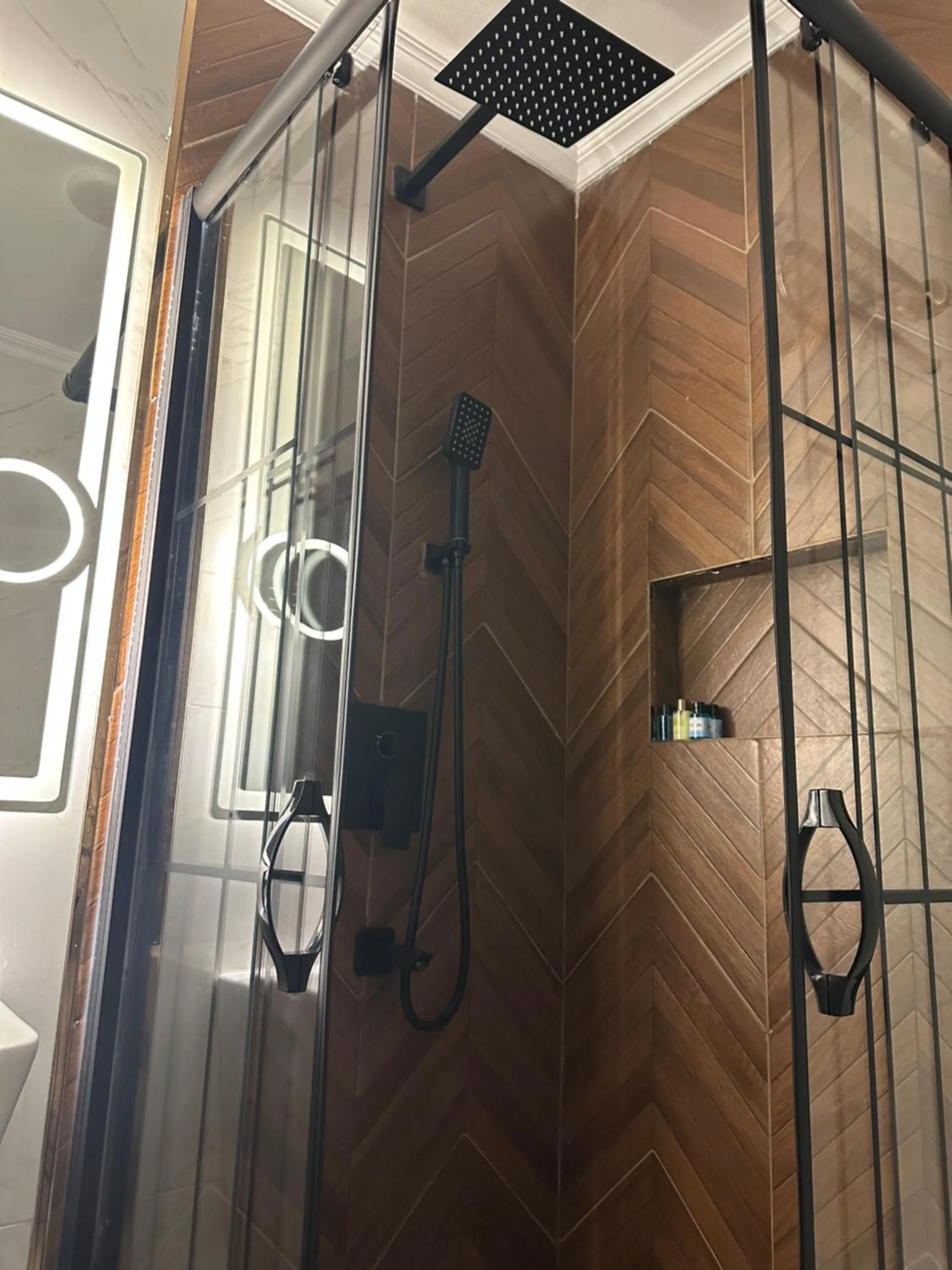 Shower in Blue Tuana Hotel Old City