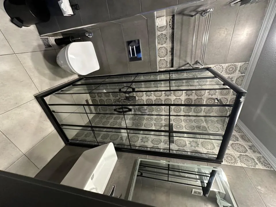 Shower in Blue Tuana Hotel Old City