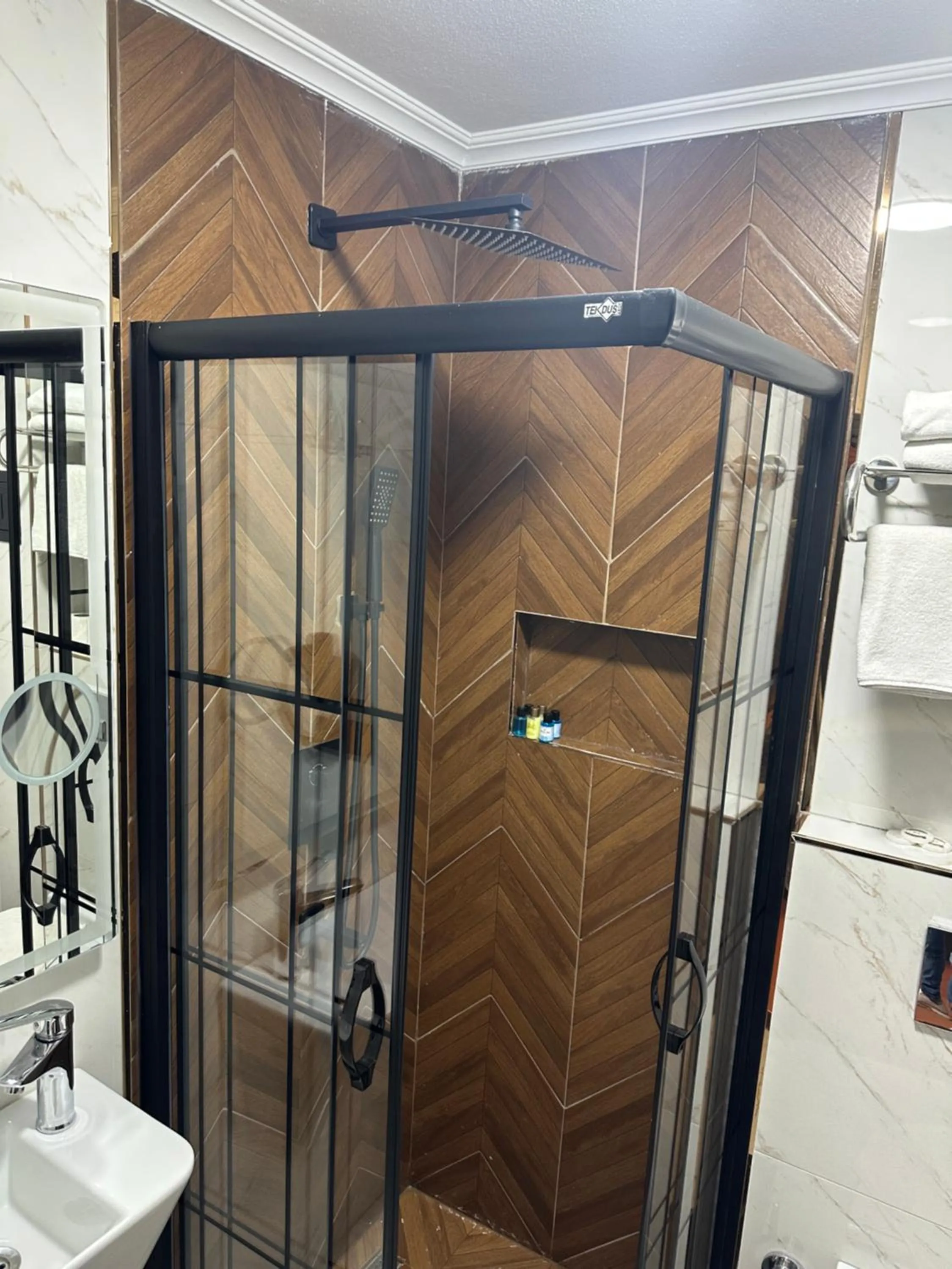 Shower in Blue Tuana Hotel Old City