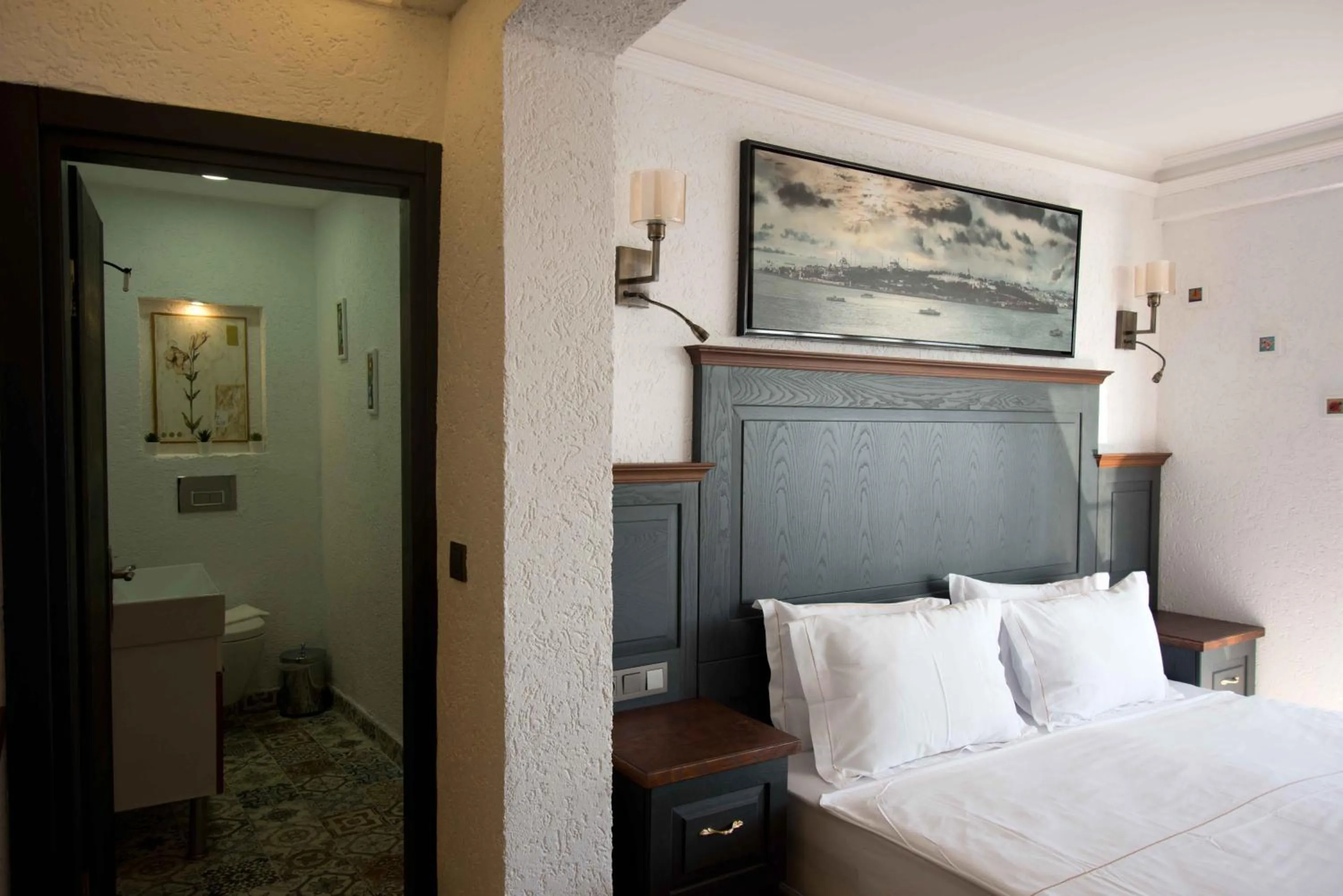 Toilet, Bed in Blue Tuana Hotel Old City