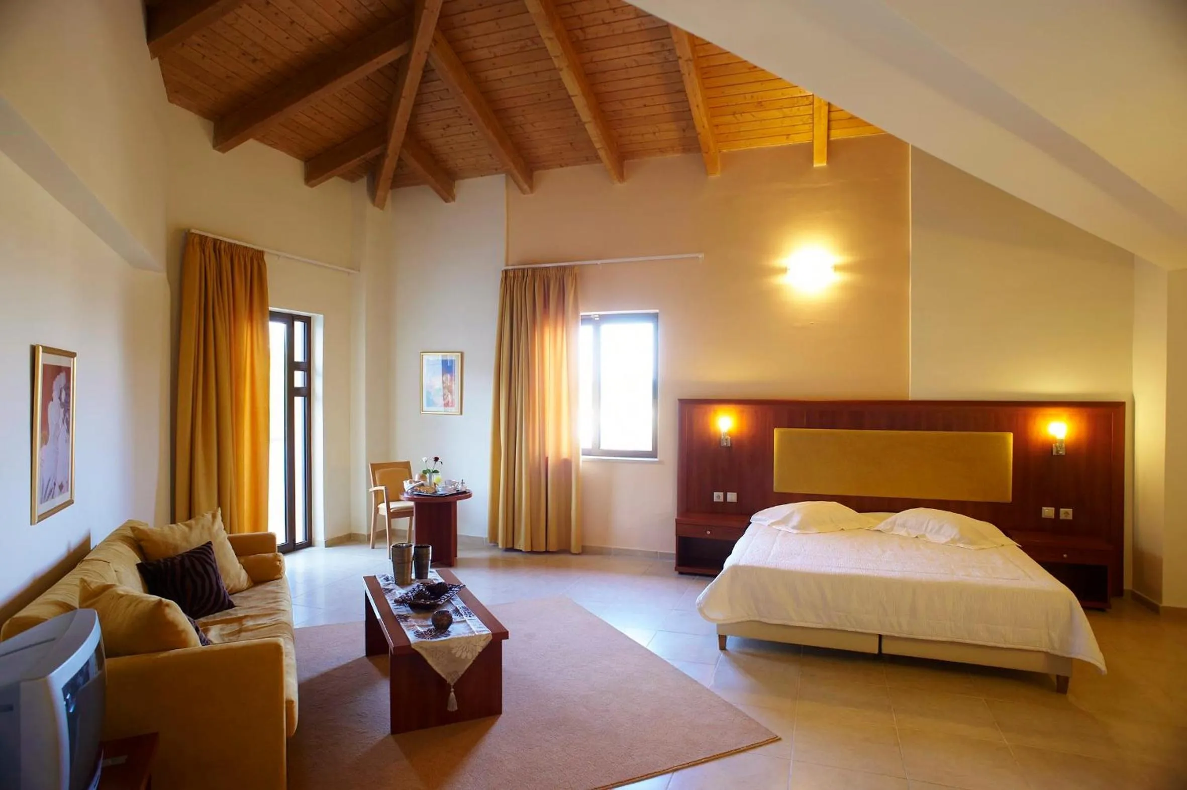 Photo of the whole room in Parnis Palace