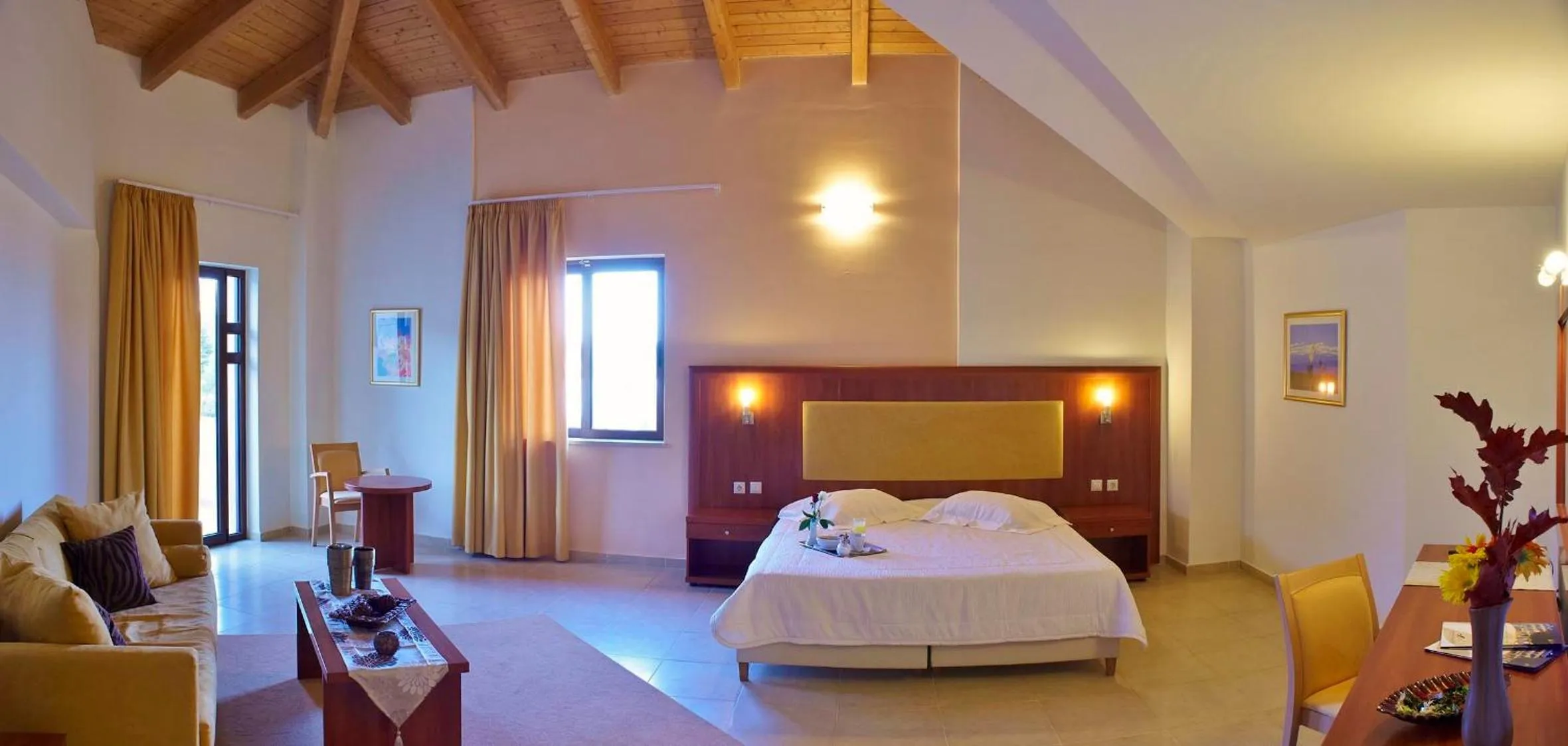 Photo of the whole room in Parnis Palace