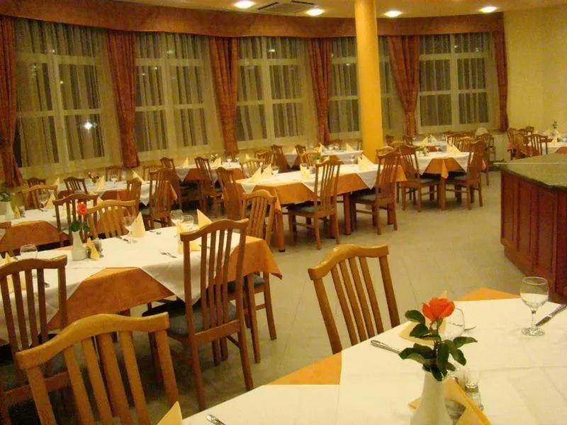 Restaurant/places to eat in Hotel Ovit