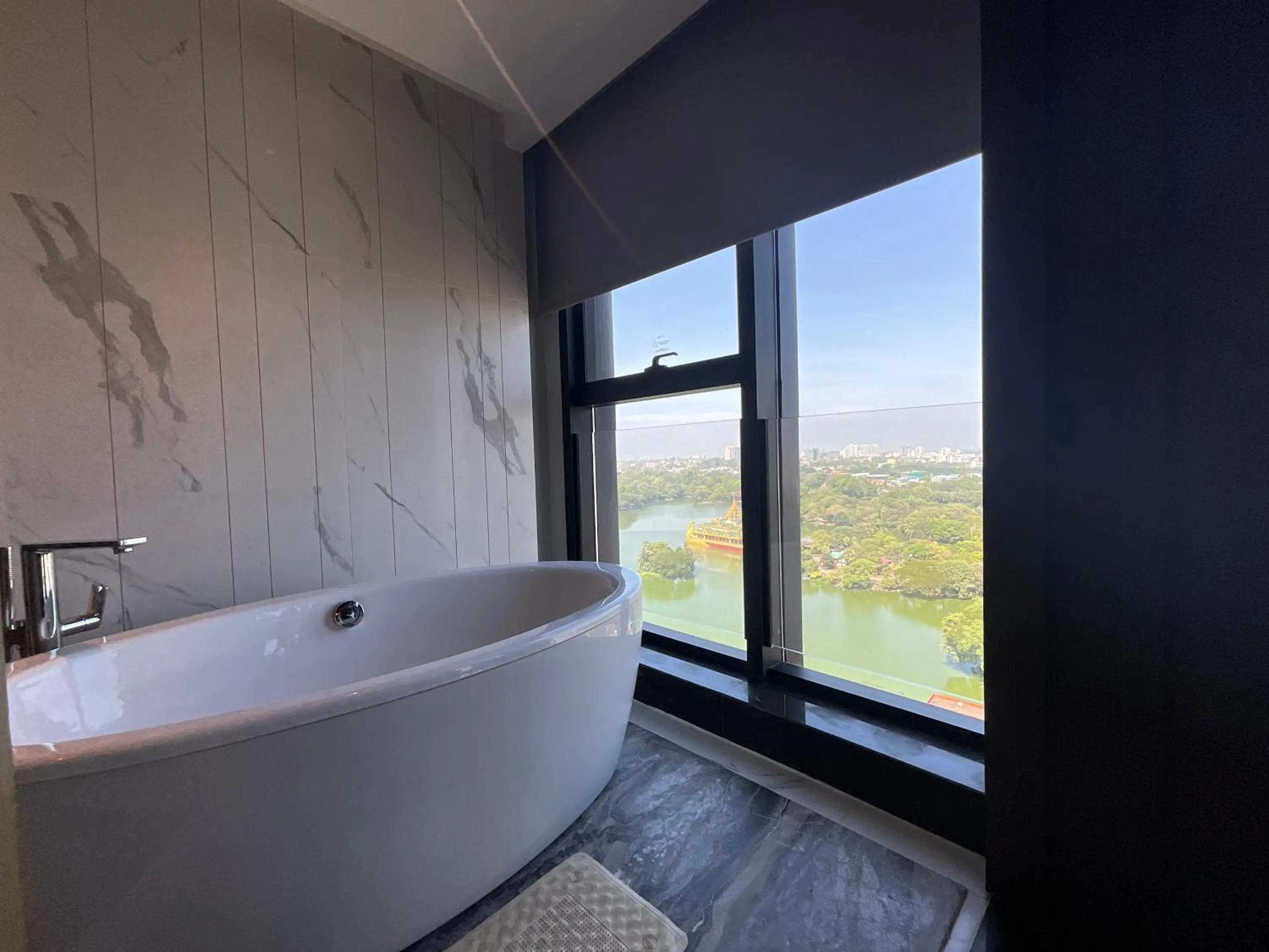 Bath in Wyndham Grand Yangon