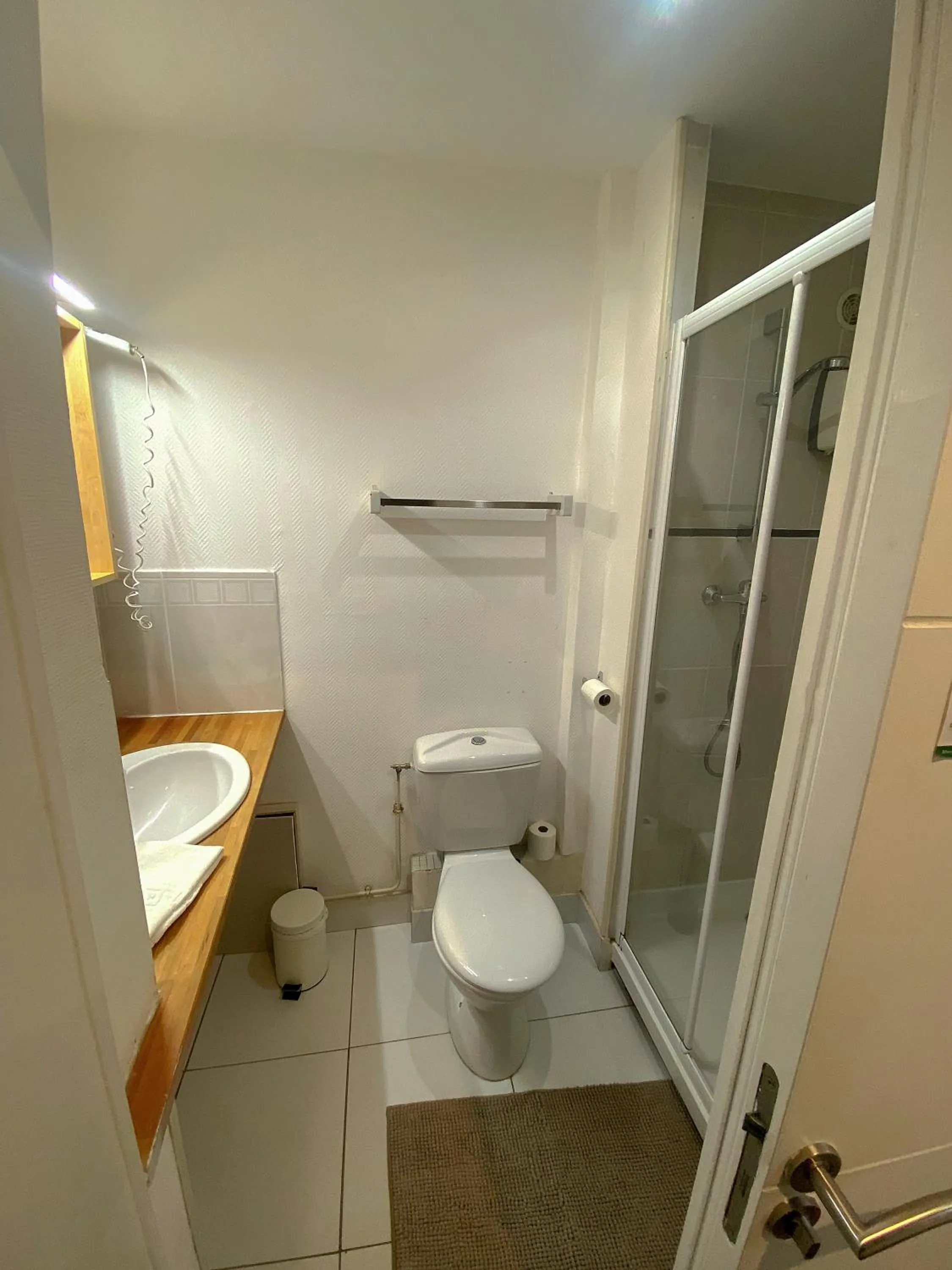 Shower in Hôtel Le Chambellan