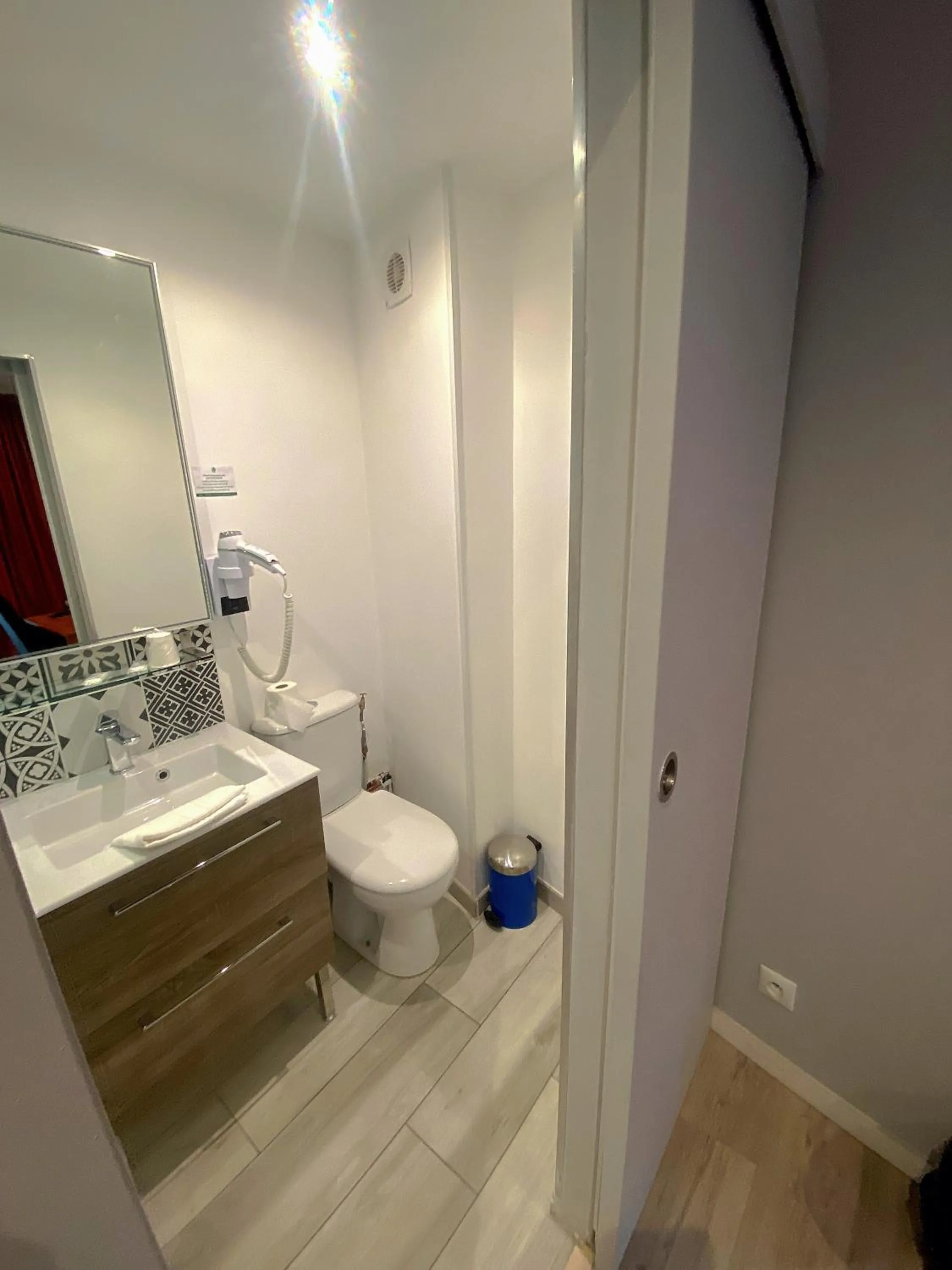 Toilet in Hôtel Le Chambellan